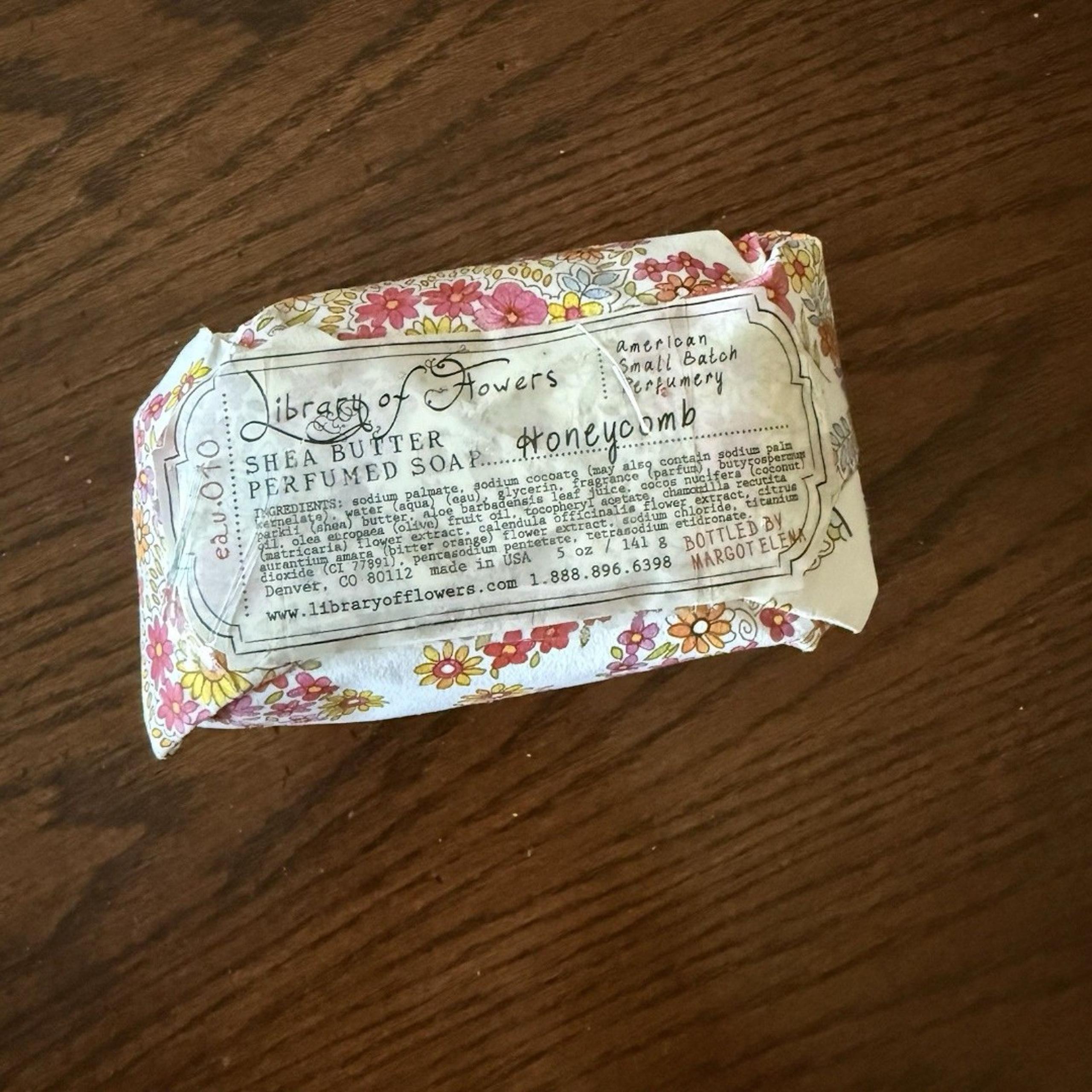 LIBRARY OF FLOWERS - Honeycomb Shea Butter Bar Soap (5 oz | 141 g)