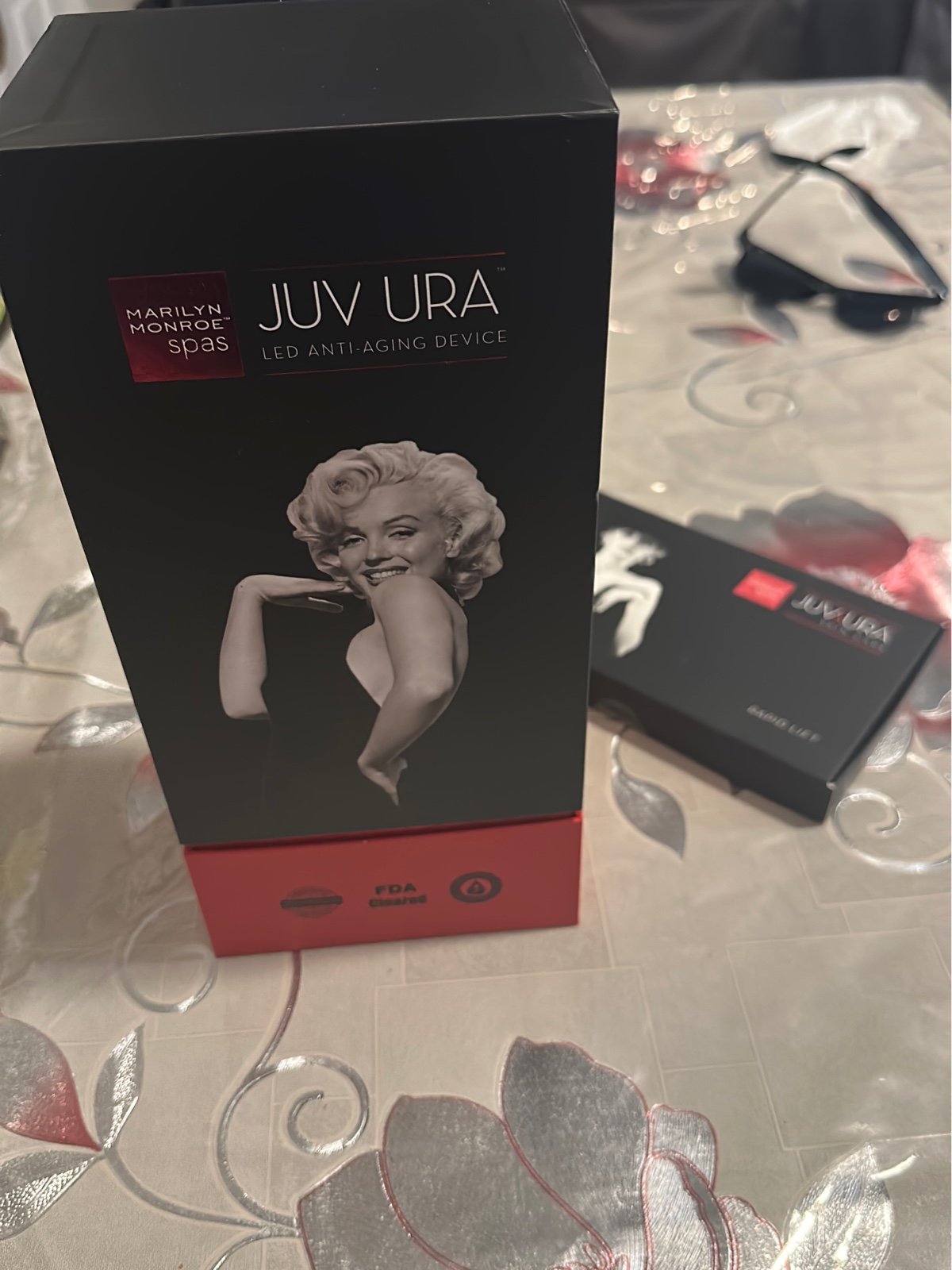 Juvaura led anti aging device