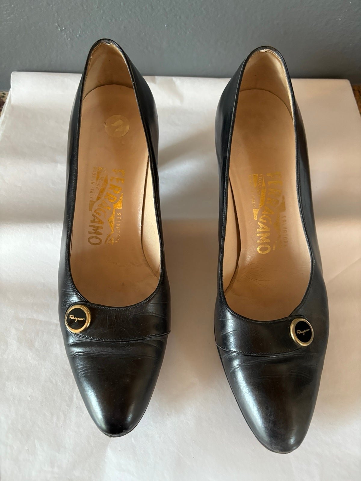 Salvatore Ferragamo Preowned women’s black logo button tab leather pumps size7.5