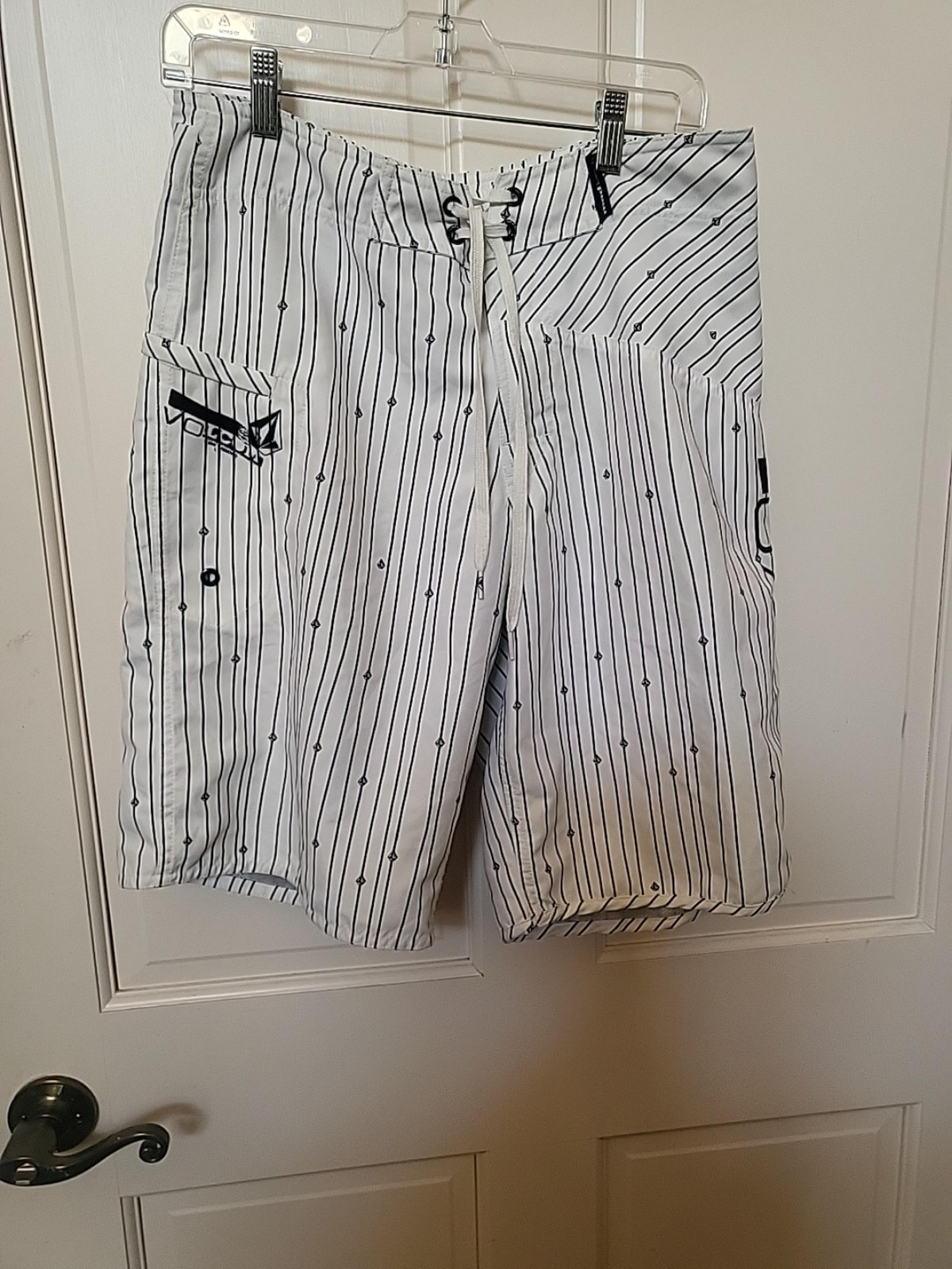 VOLCOM Men’s Mod Tech Board Shorts White Black Swim Suit Trunks Size 32 Lined