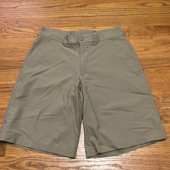 Under Armour Mens shorts Size 30