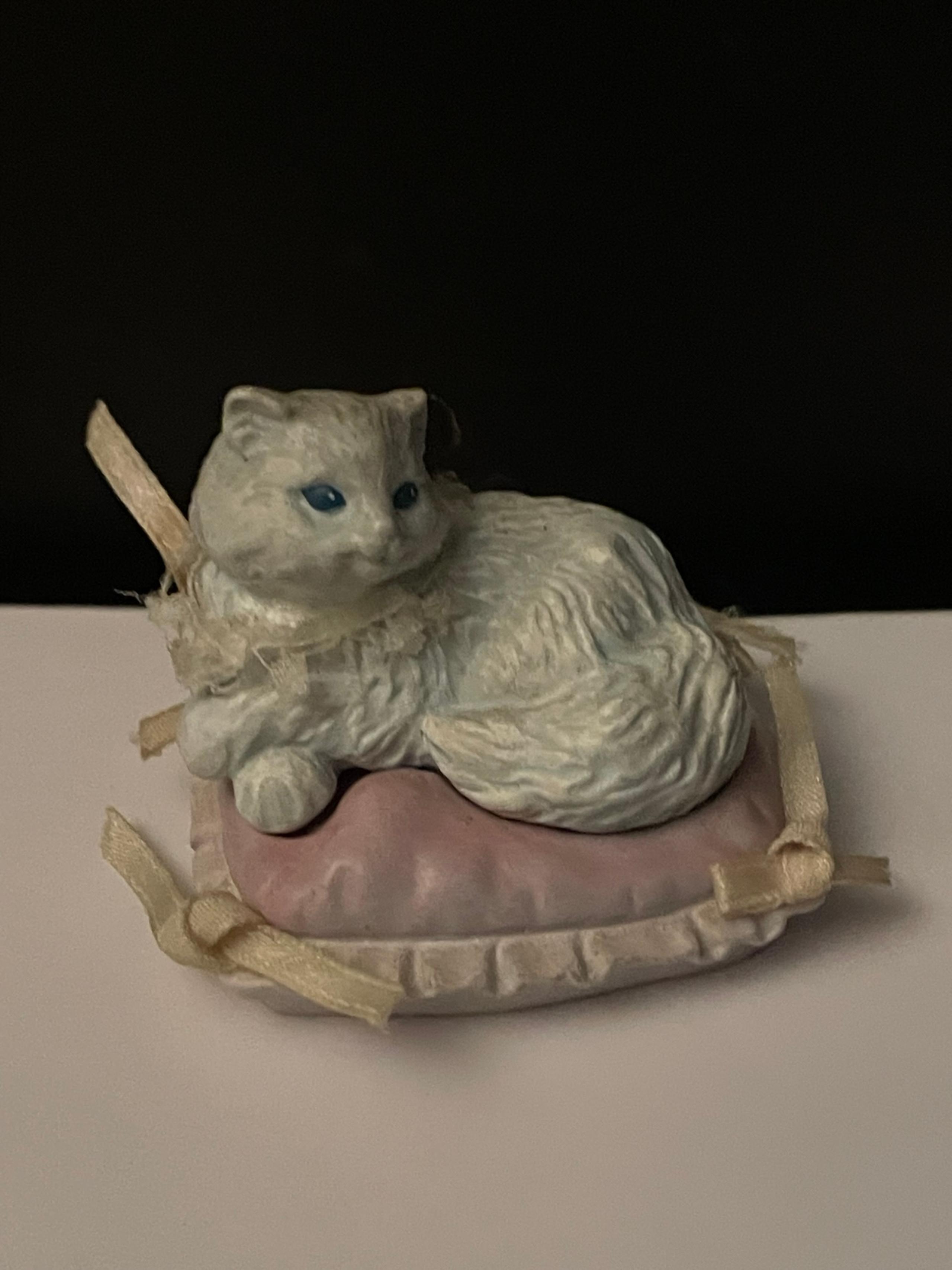 Vtg 1996 Avon white Persian cat figurine