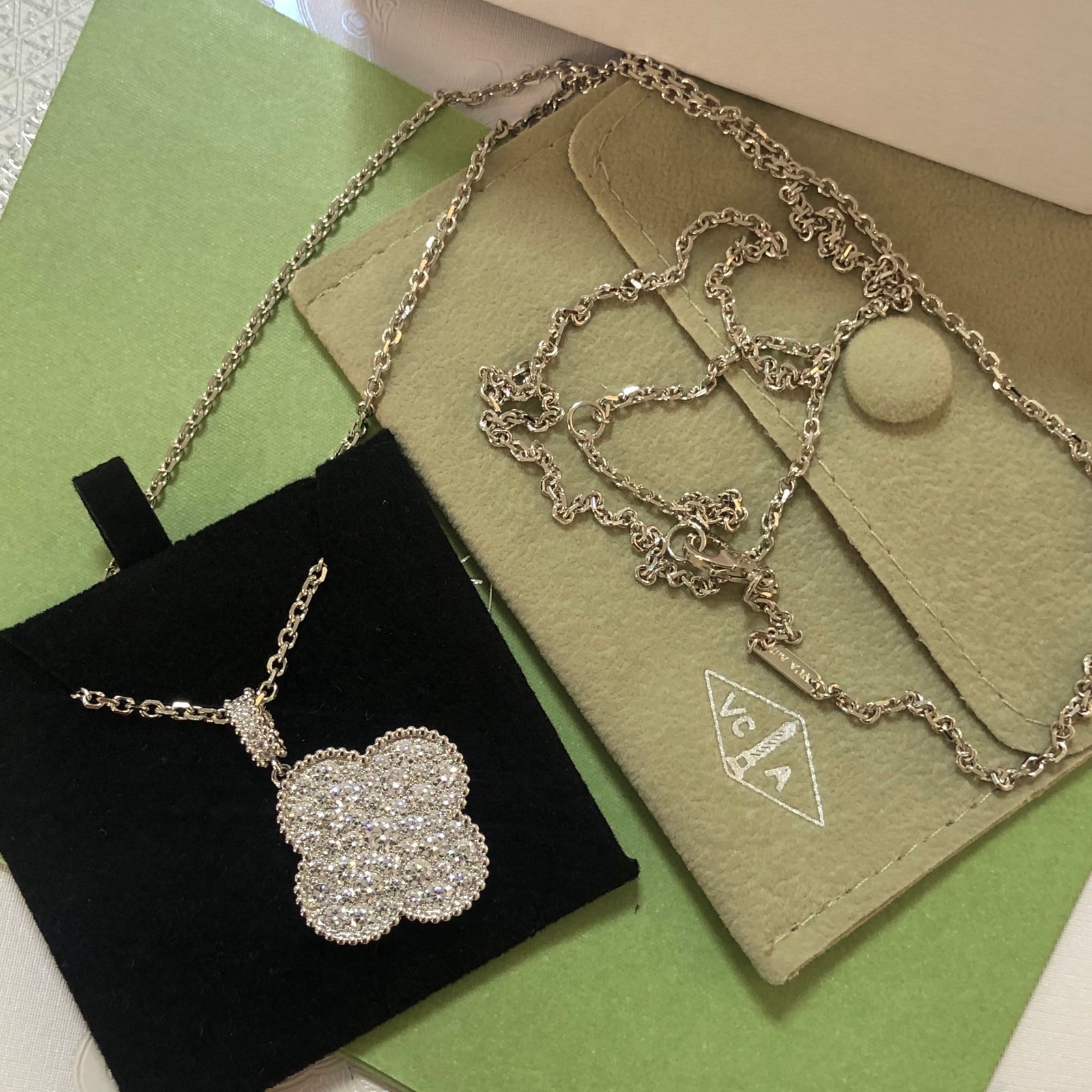 Vąñ Ċłėėf & Ӑrpėłs 18K WG Vintage Diamond Necklace