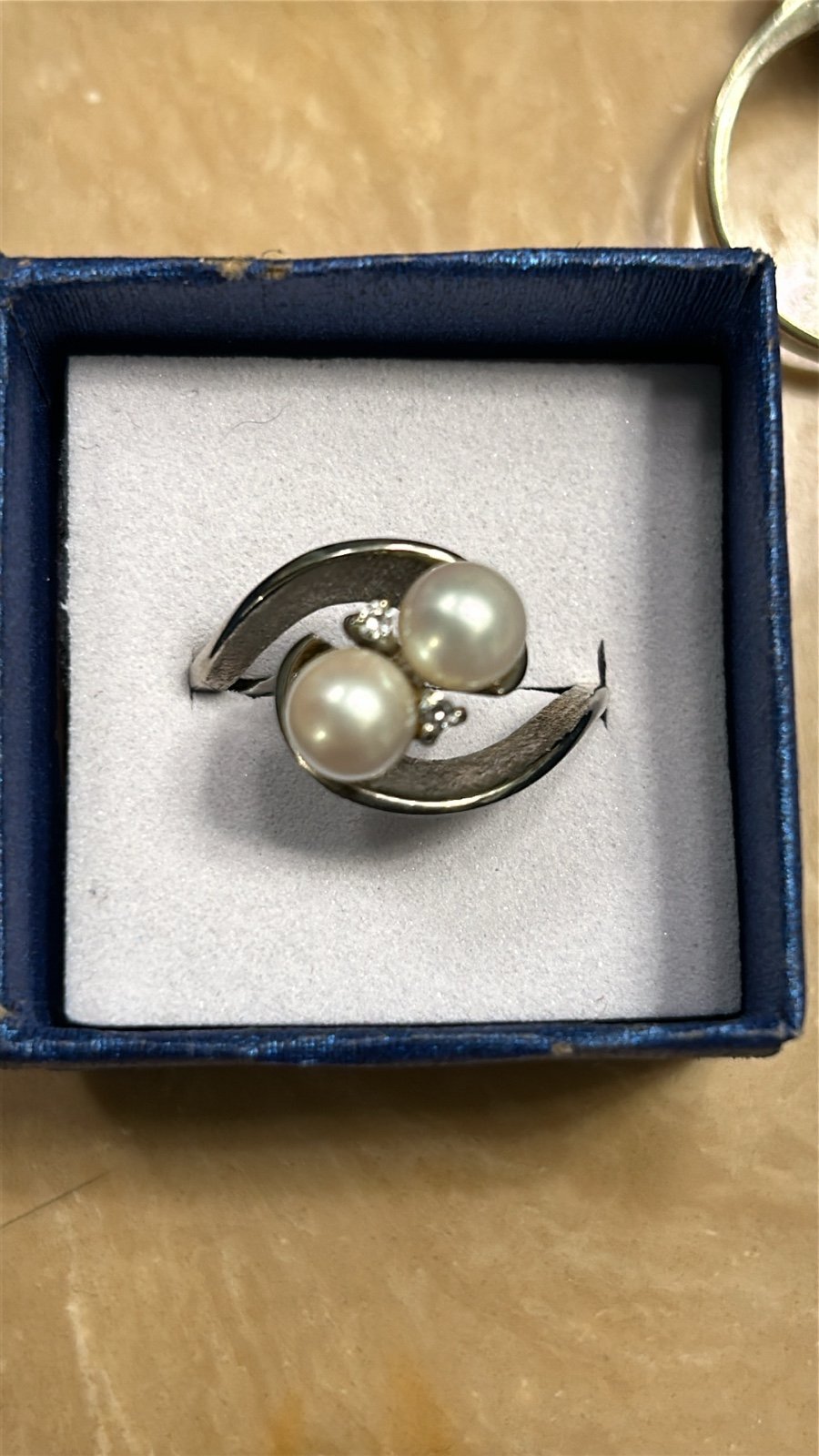 10k white gold ring with pearl&diamonds.