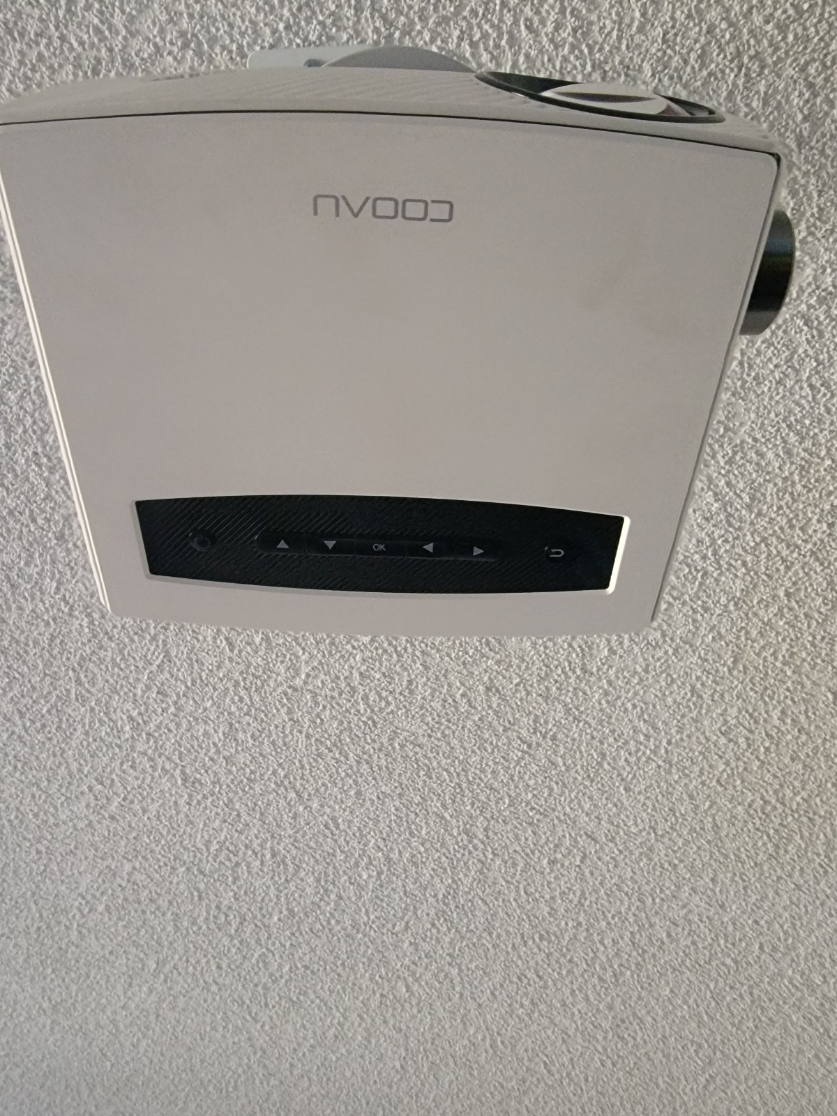 Retractable projector screen and projector