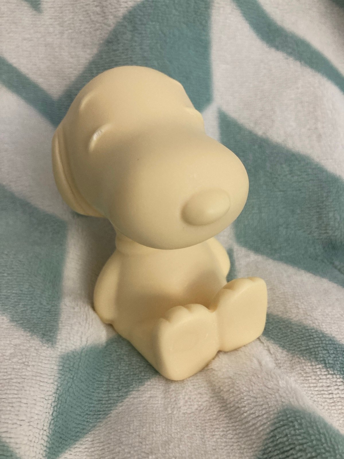 Magnestine Crystal Snoopy. NWOT. Vanilla color