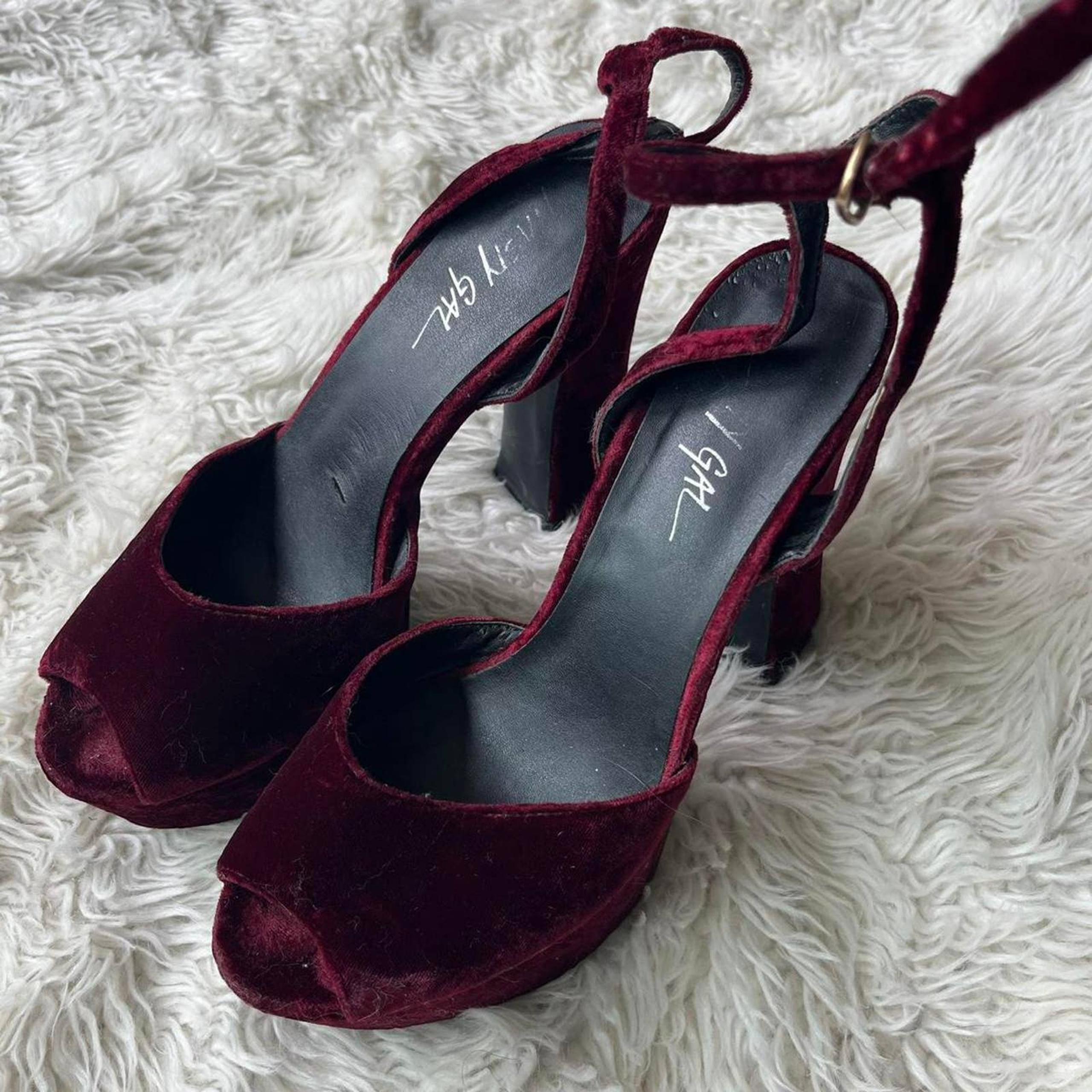Nasty Gal Y2k Red Velvet Open Toe High Heels / Pumps Size US 6.5 Mint Condition