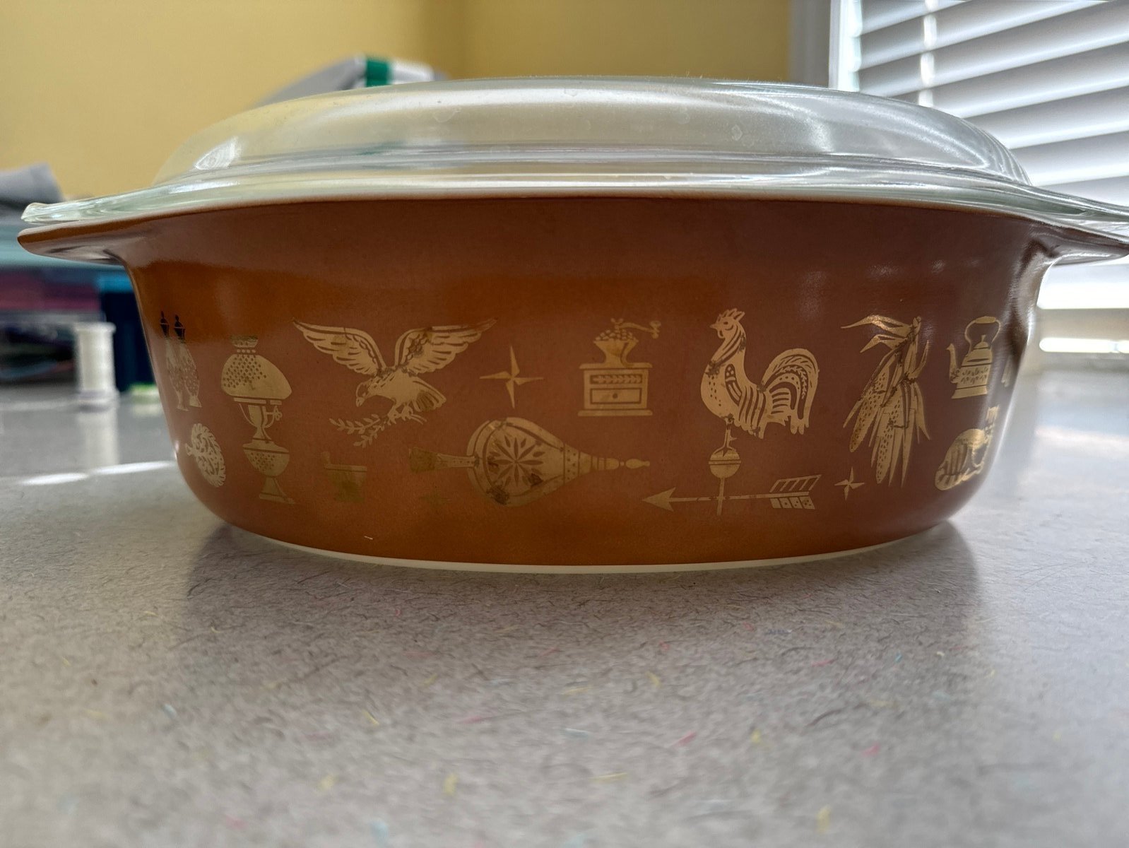 2.5 qt PYREX vintage Early American brown gold with lid
