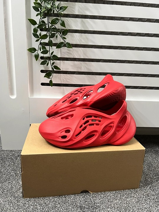 In good condition, no wear, no defects, Yeezy foam runner onyx size 5