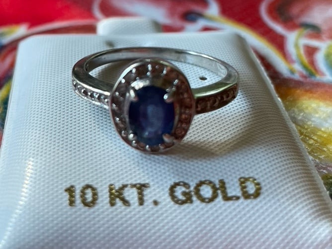saphire and diamond ring