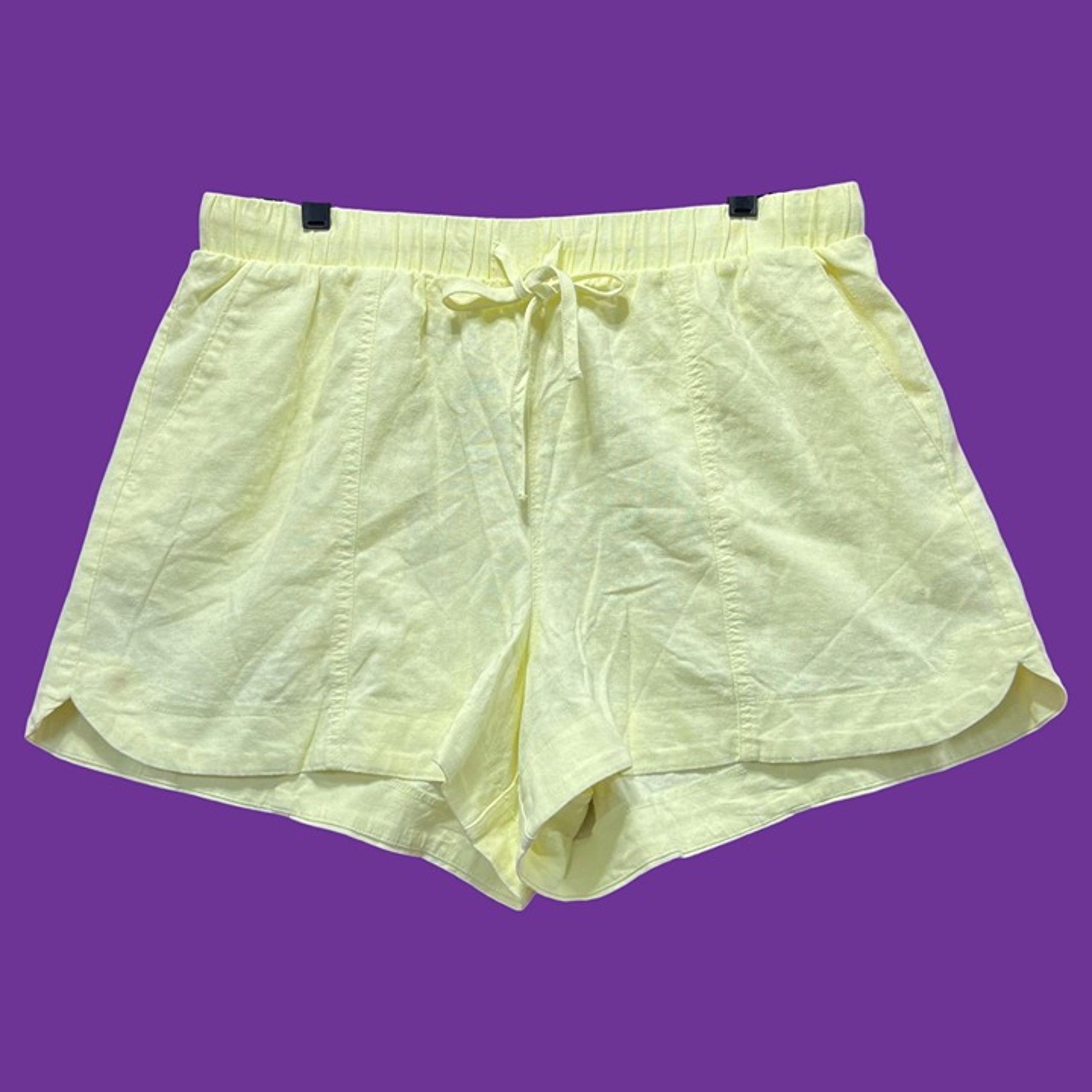 Universal Thread - Women's High Rise Pull-On Shorts Pockets - Yellow - Large