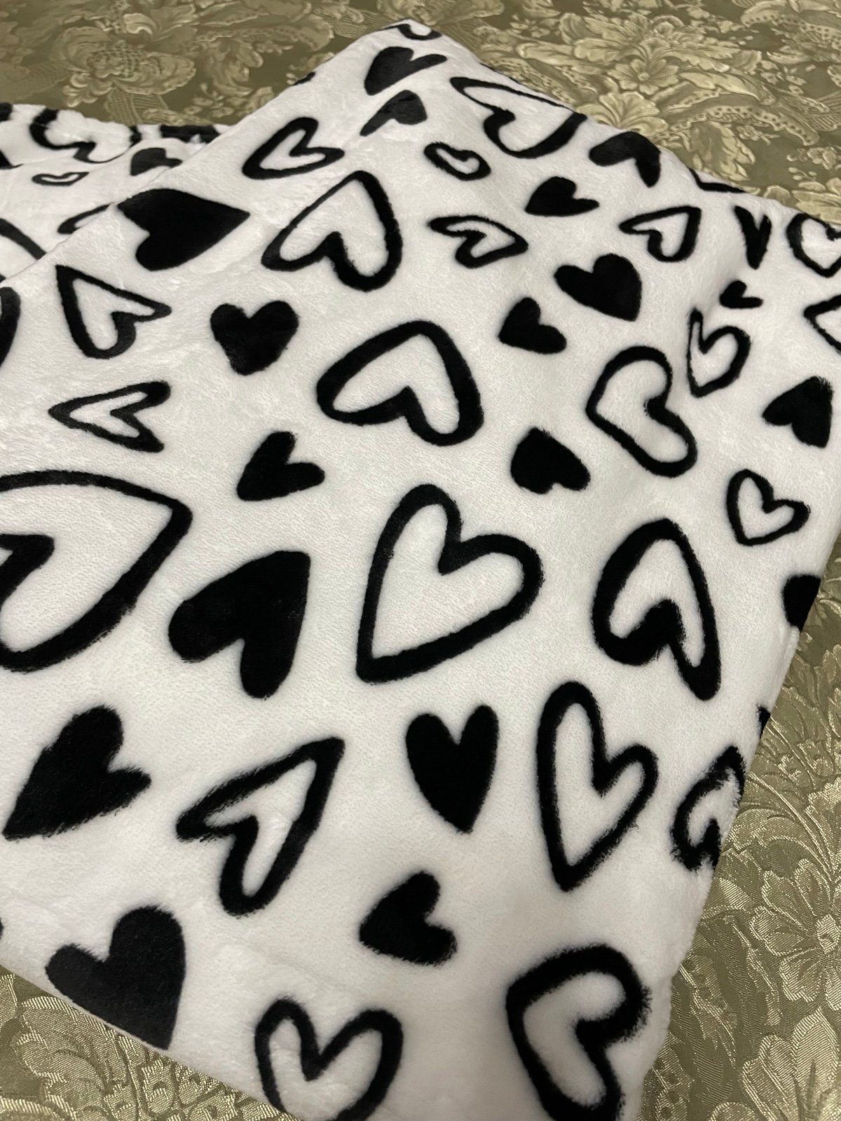 Oversized Black & white hearts throw