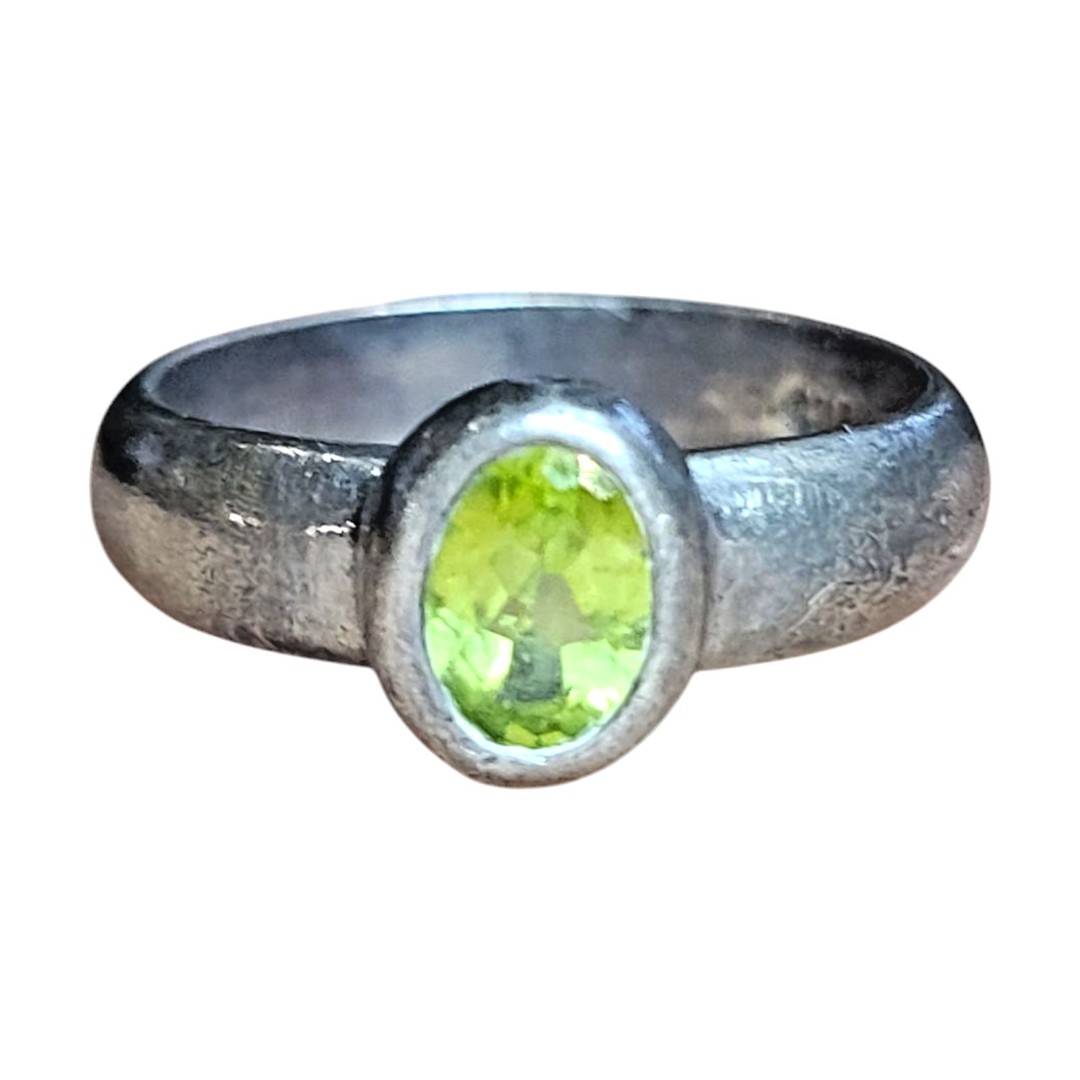 Vintage Signed 925 Sterling Silver Oval Peridot Gemstone Ring Sz 7.5