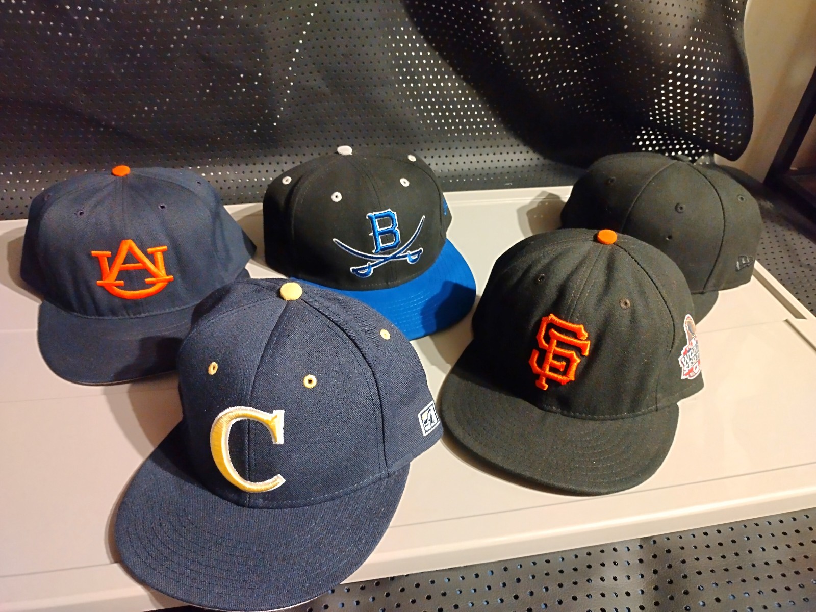 Hat lot 5. All fitted 7 3/4. New era. The Game and Pro line. Excellent conditio