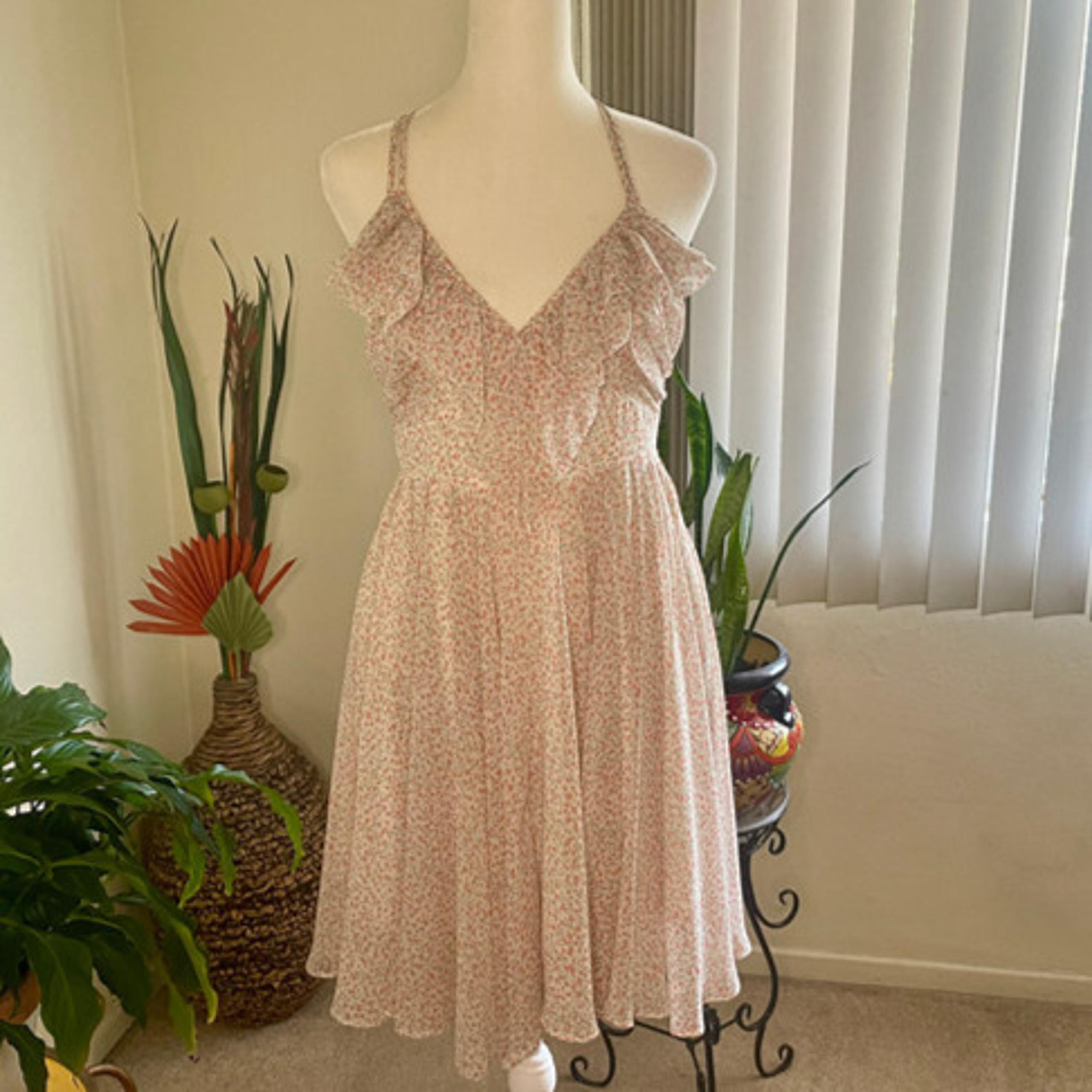 Guess: Summer chiffon like strappy dress in size 4. Lined skirt and side zipper.