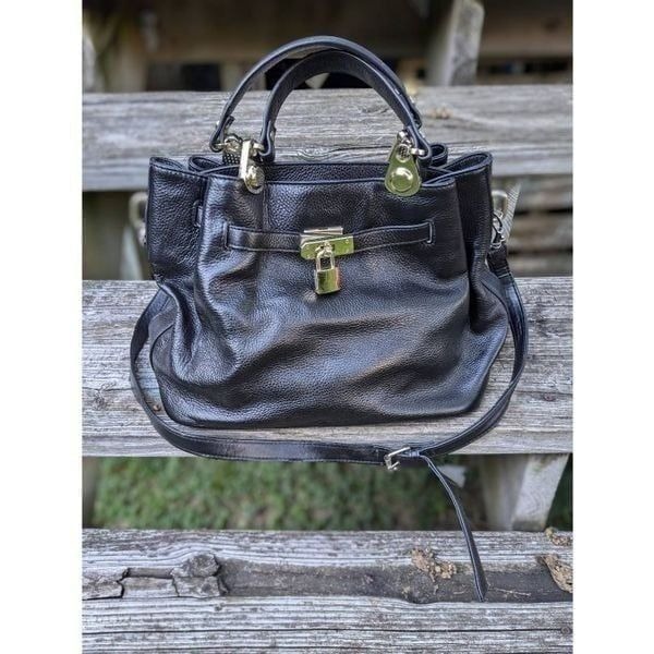Vinenza leather shoulder bag in excellent condition.