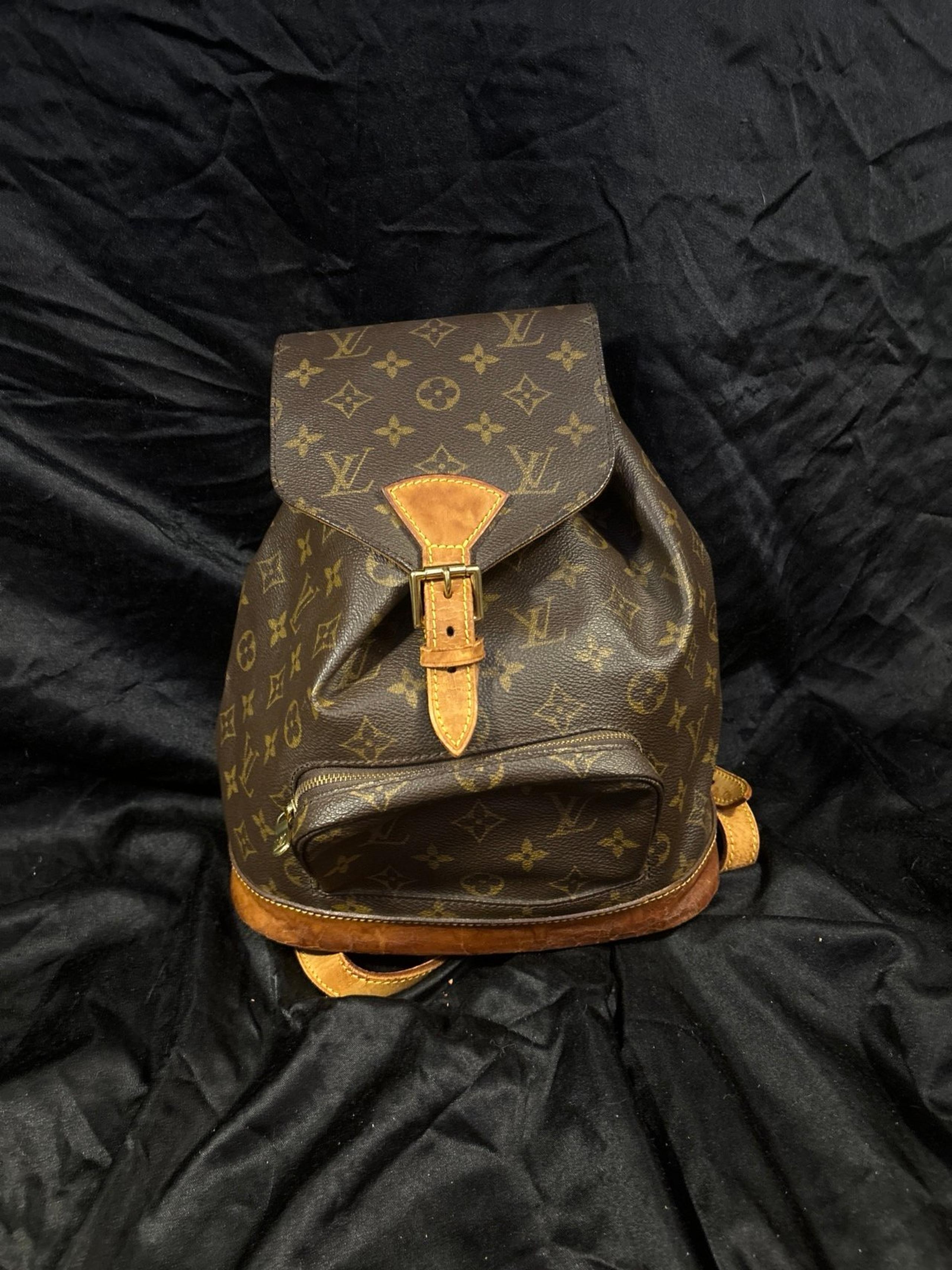Louis Vuitton Montsouris mm *firm price*