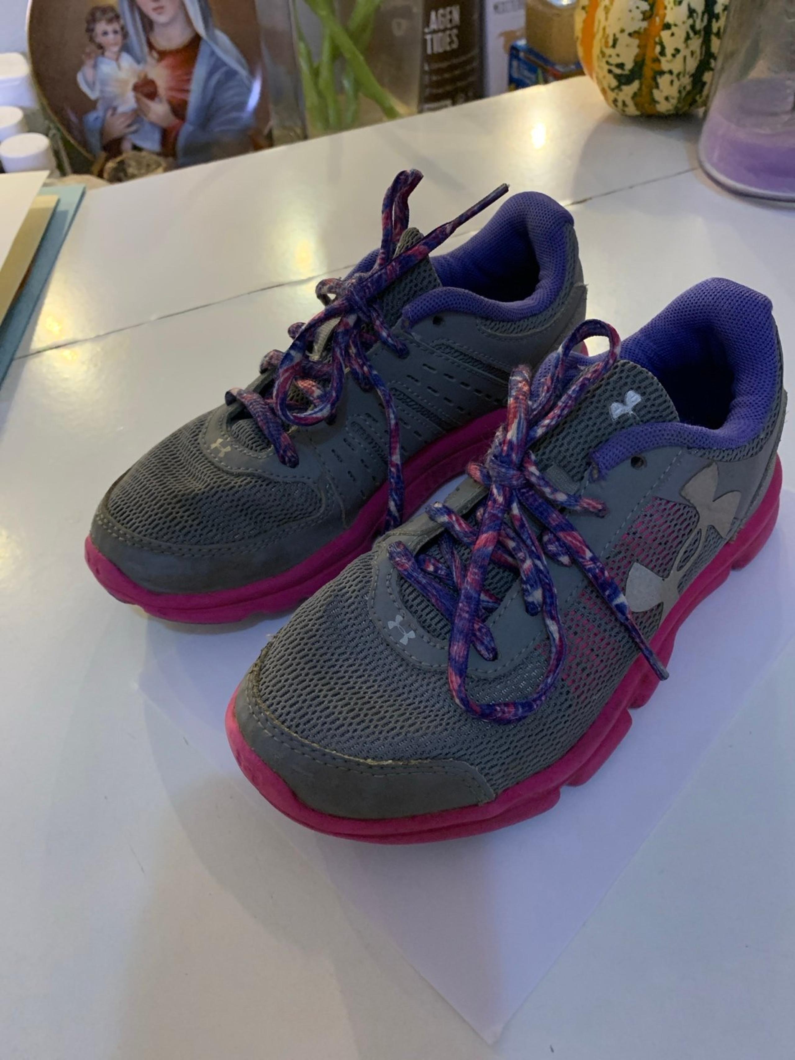 Girls Under Armour Tennis Shoes Size: 13