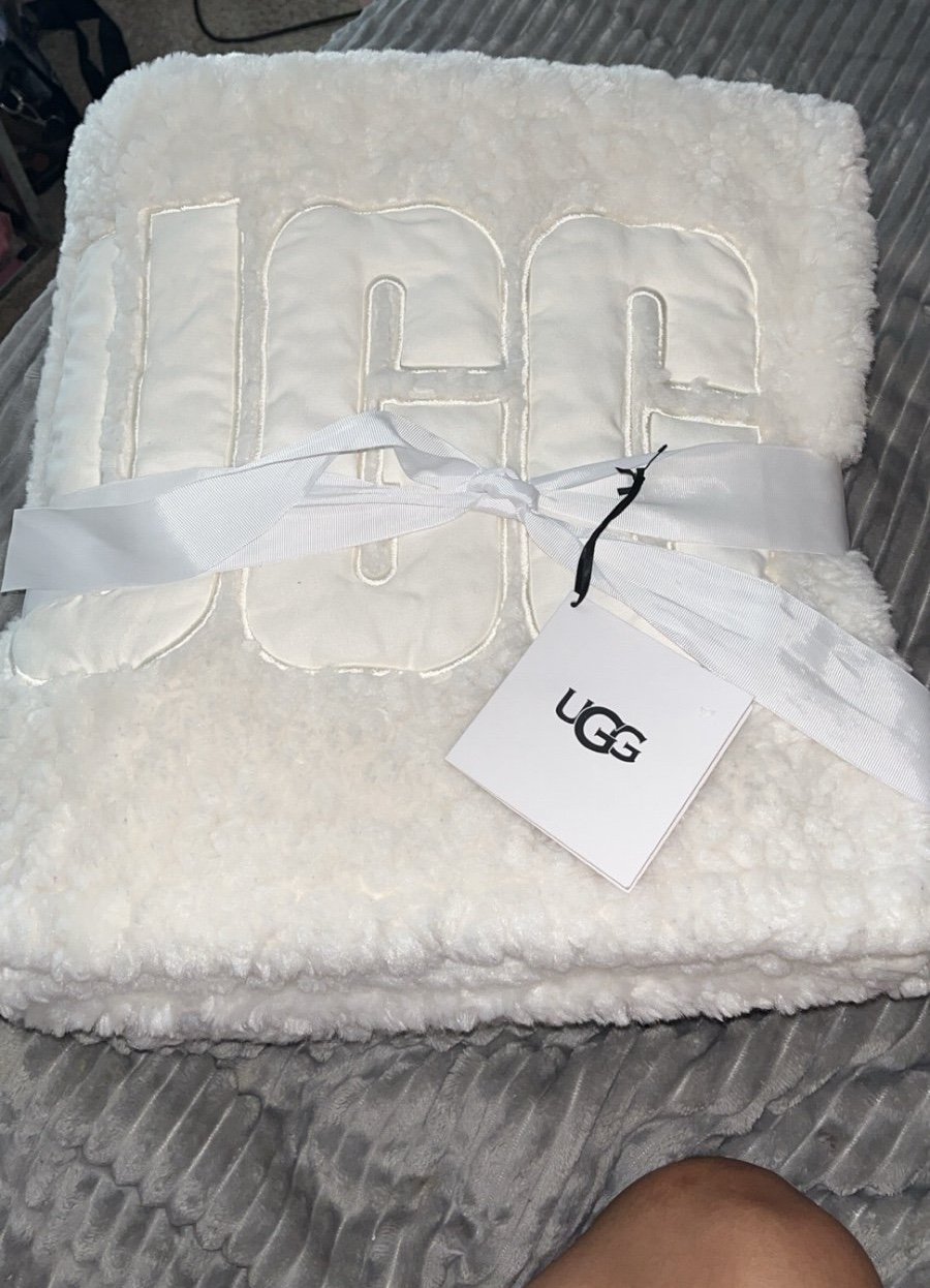 NWT UGG HOME SAWYER PLUSH 50 X 70‎ GRAY LOGO THROW BLANKET