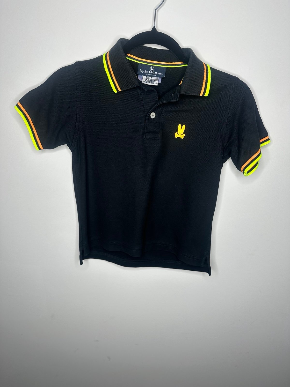 Boys’ polo shirt made from breathable cotton fabric. Features a classic collar,