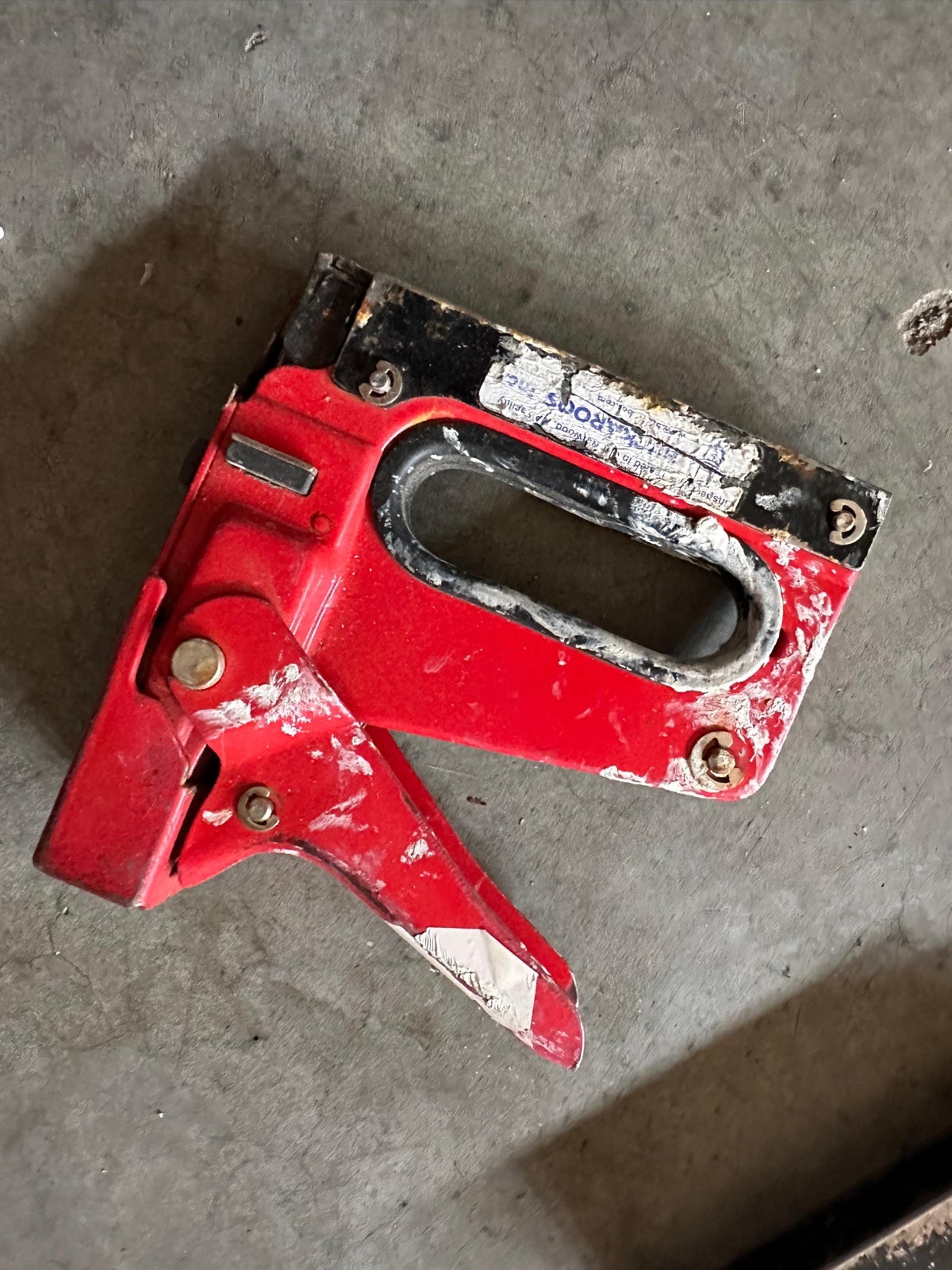 Outward clinching staple gun
