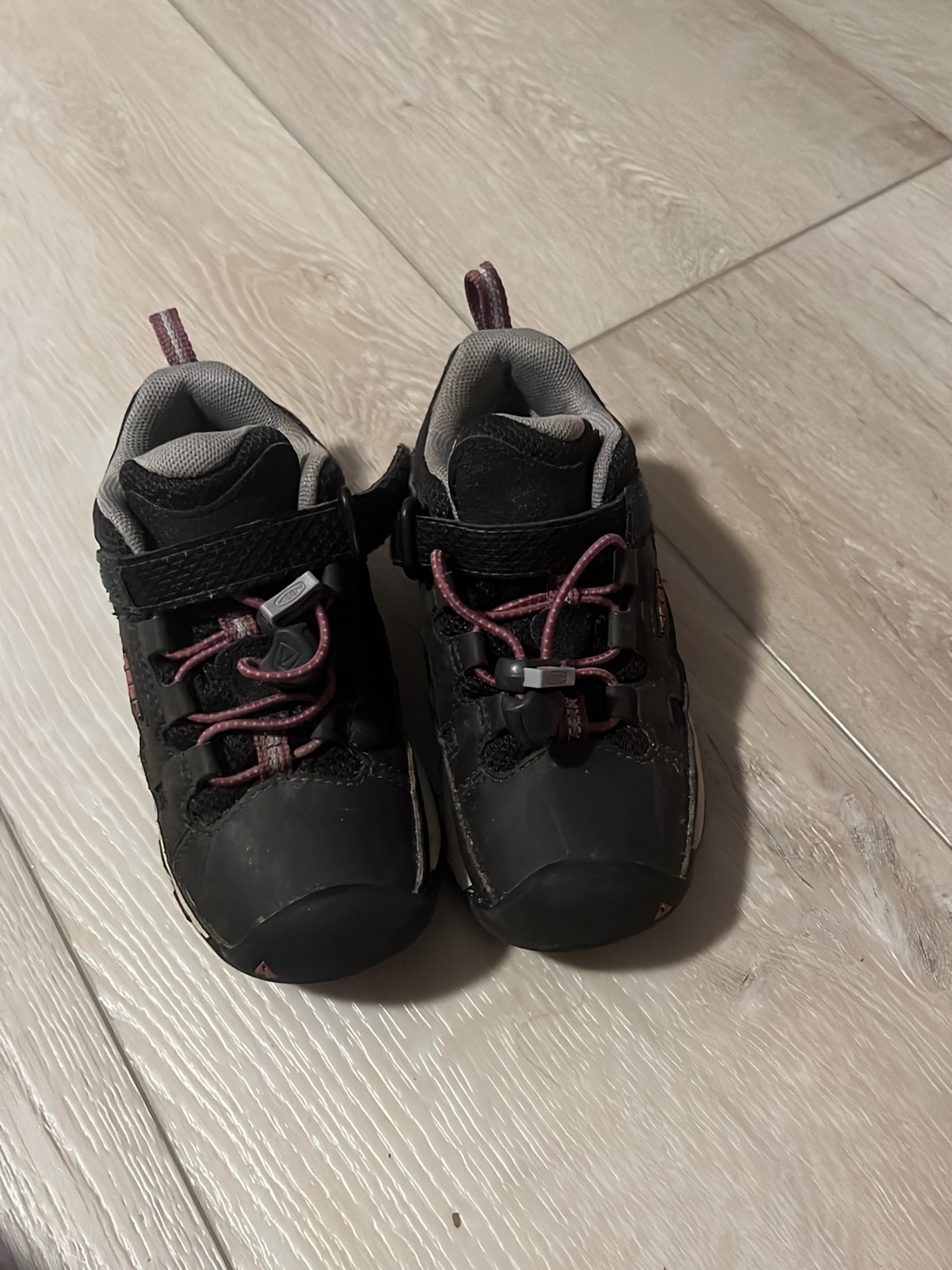 Size 9 toddler keens