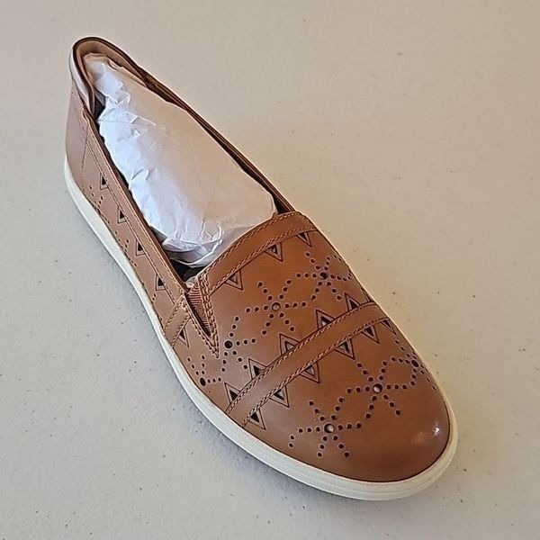 New Bailee Leather Cut Loafers by Cobb Hill in Honey, Size 8 wide