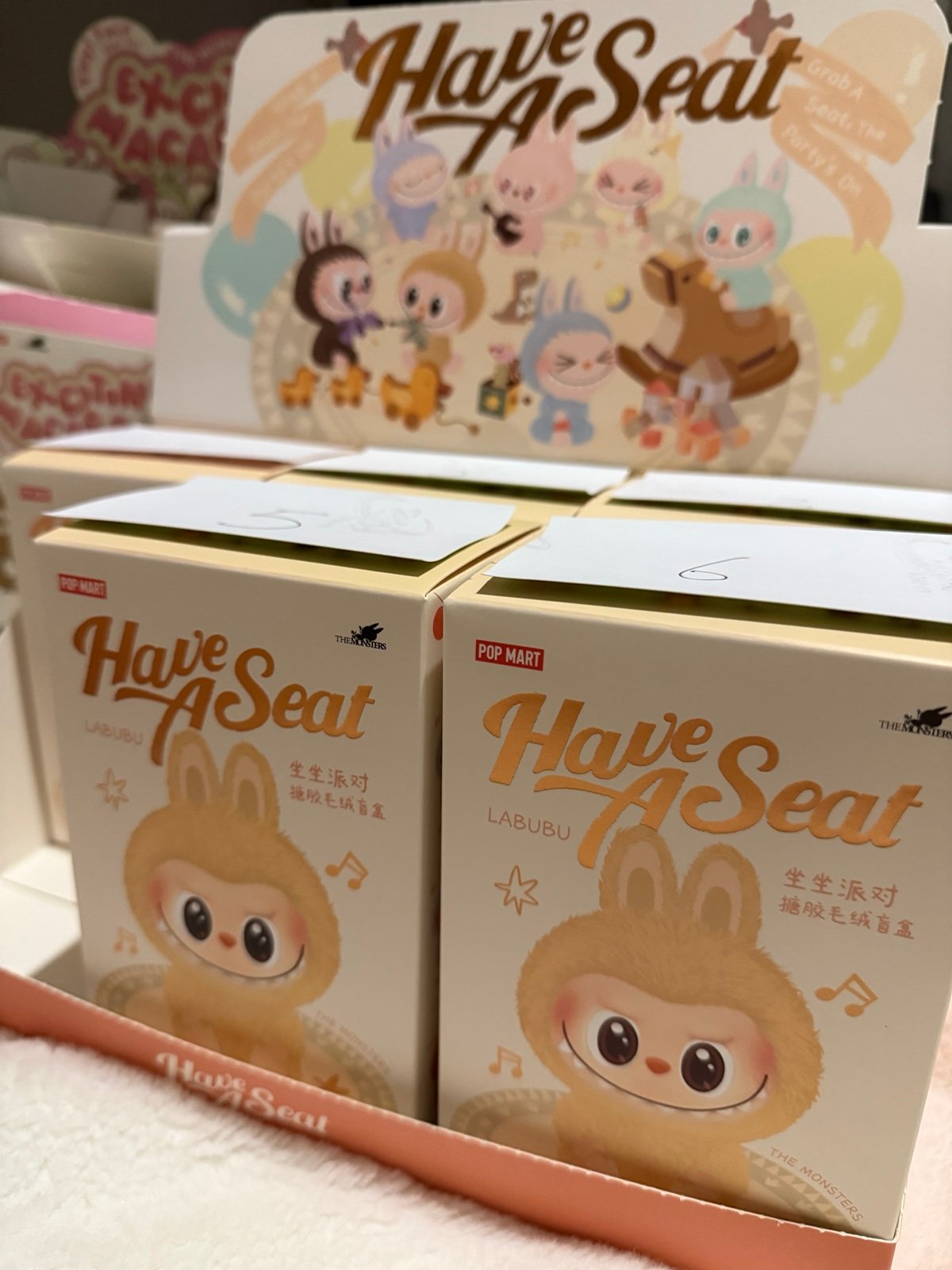 LABUBU HAVE A SEAT(gift included)