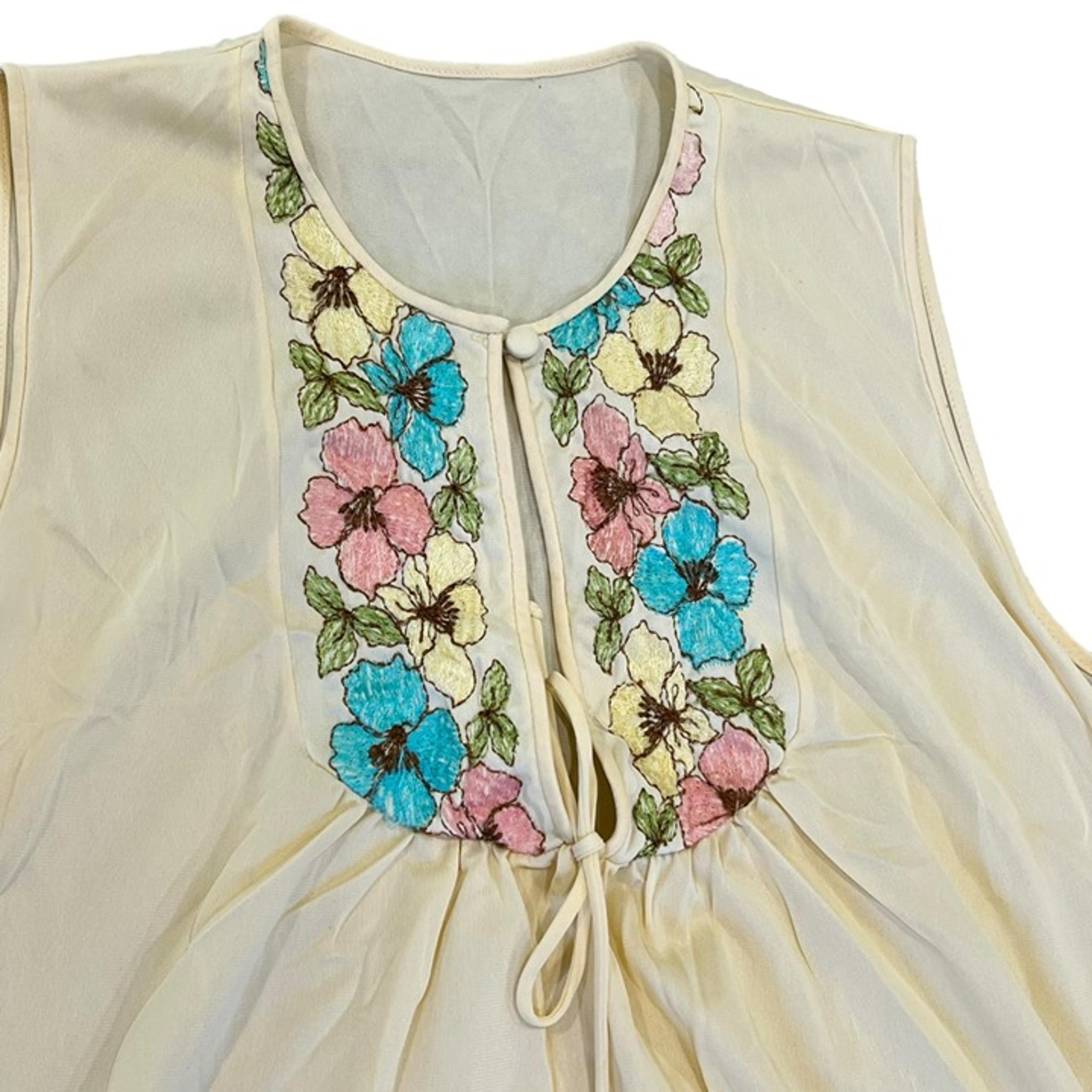 Vanity Fair Vintage Nylon Yellow Embroidered Flower Small Nightgown