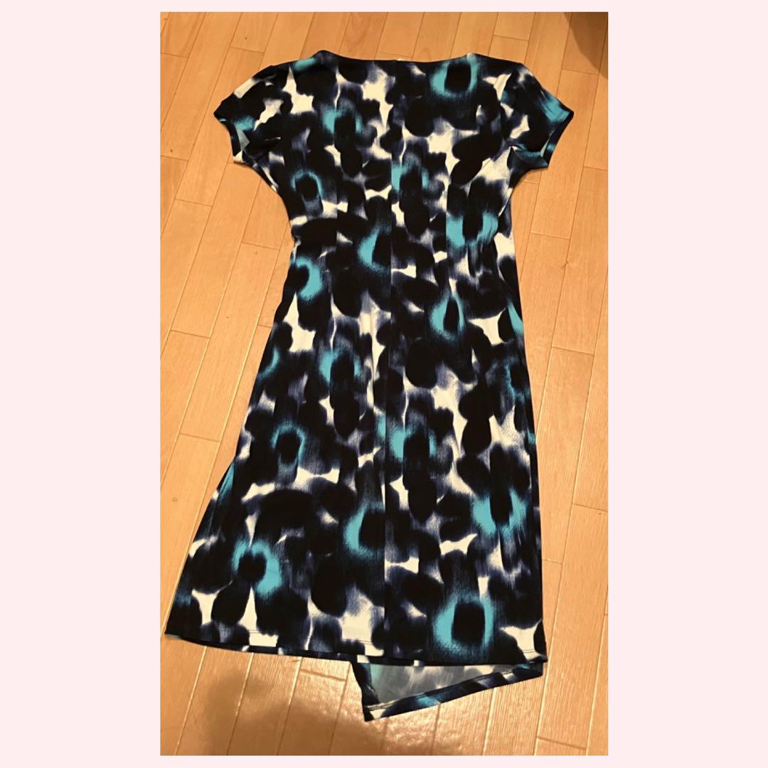 Blue-black-white pattern short-sleeve knee-length dress.