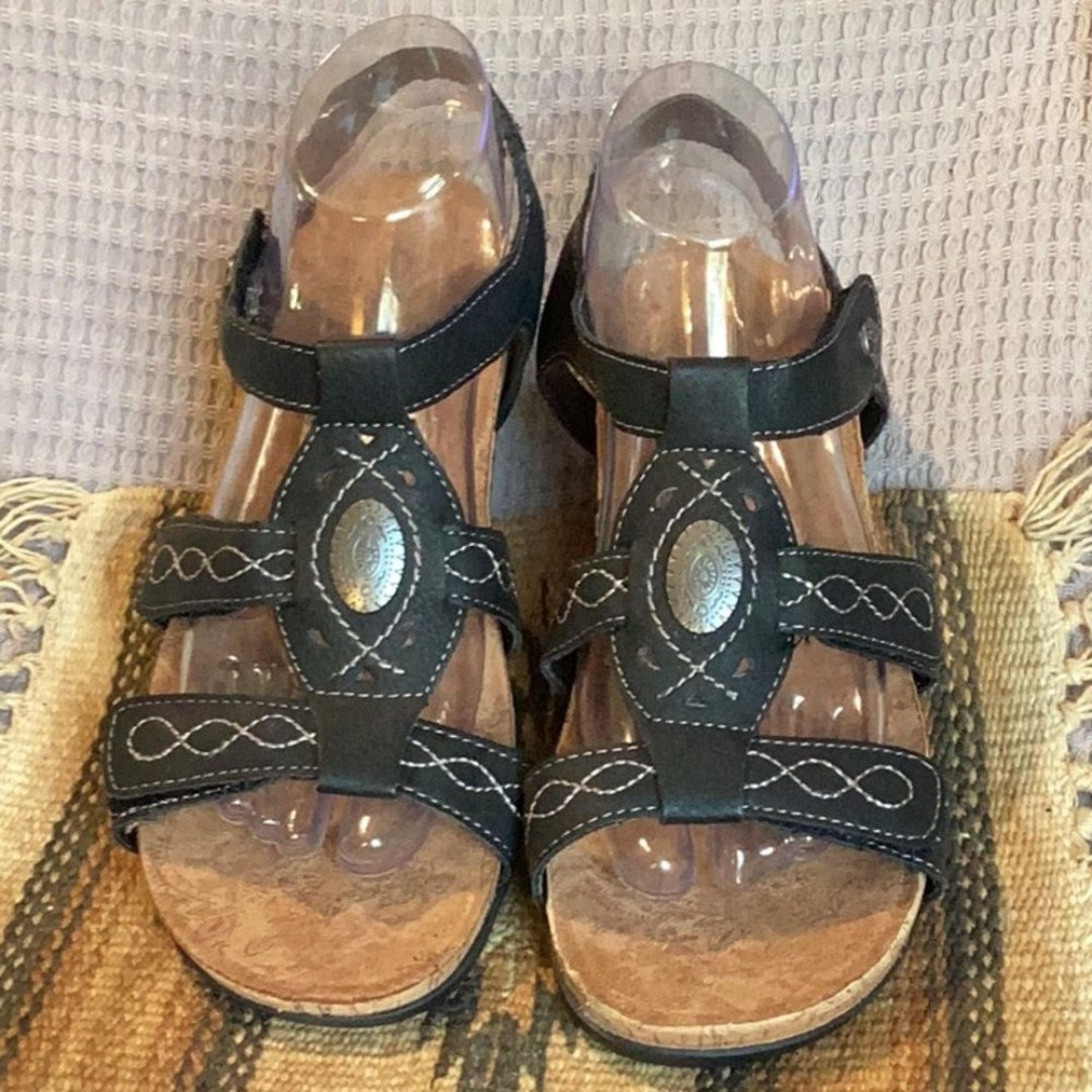 Women’s Ridley II Black Sandal by BEARPAW Size 9 #2267W Faux Leather Uppers
