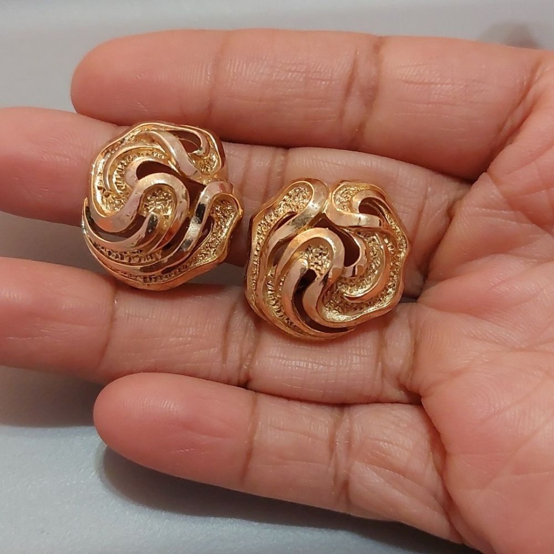 Vintage Crown Trifari Textured Swirls Gold Tone Clip On Earrings