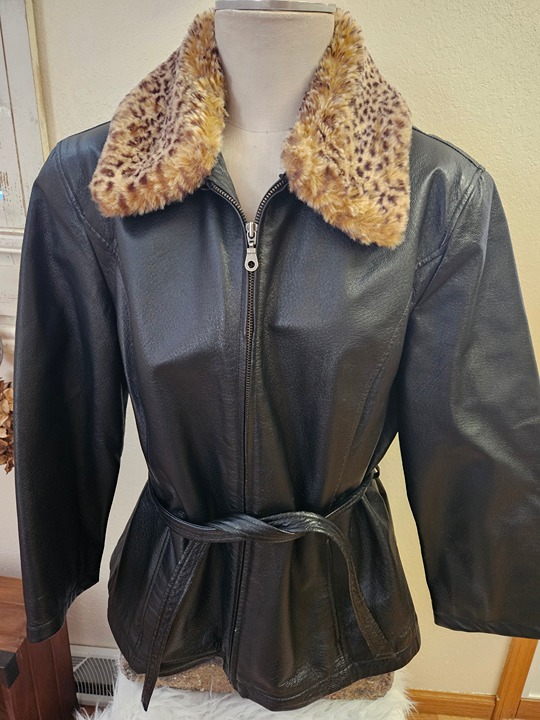 SIZE XL JACQUELINE FERRAR Black Leather W/Rem. Animal Fur Collar INVPV2149