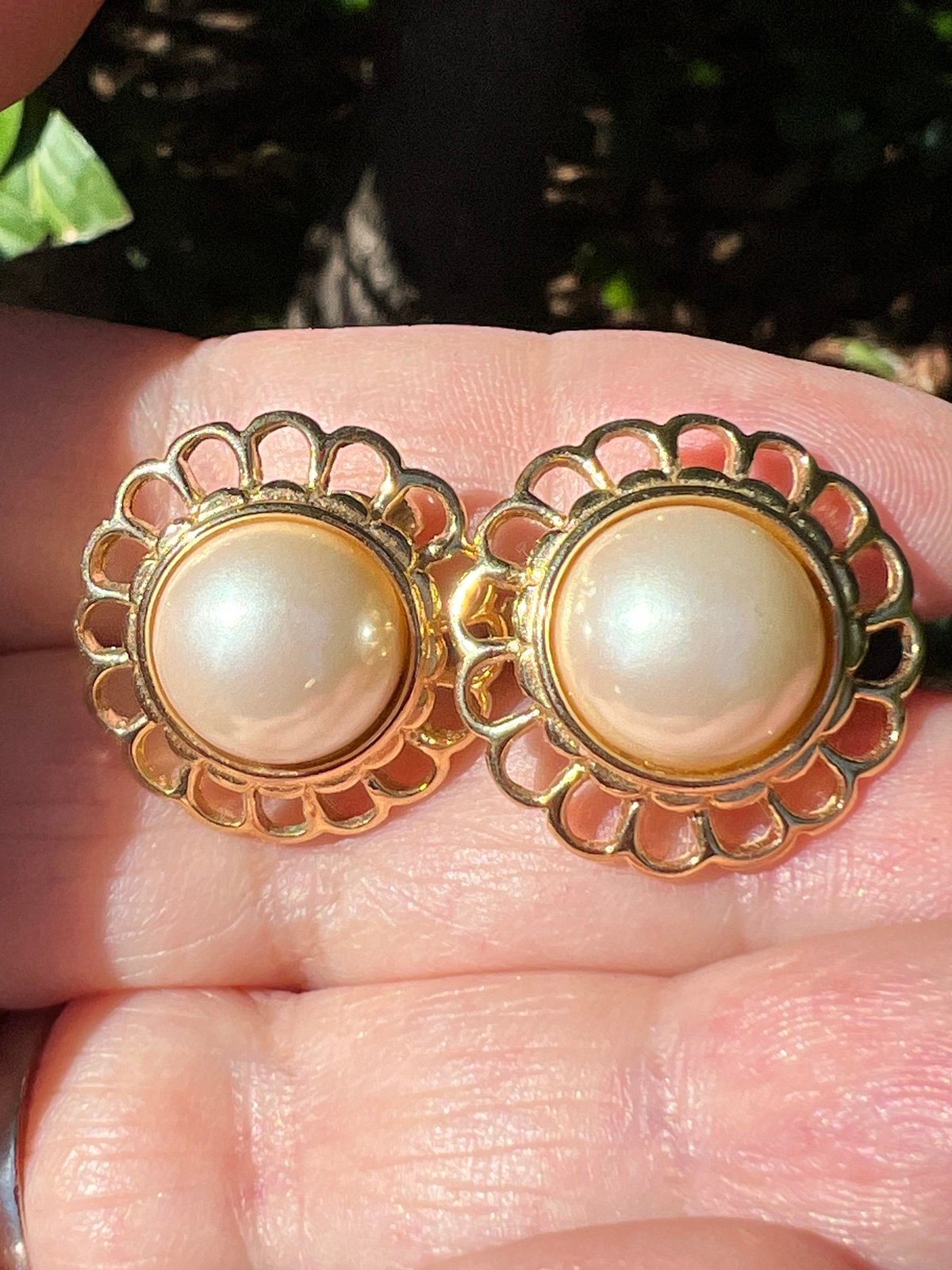 VINTAGE RARE TRIFARI DAISY DESIGN FAUX MABE PEARL CLIP ON EARRINGS GOLDTONE