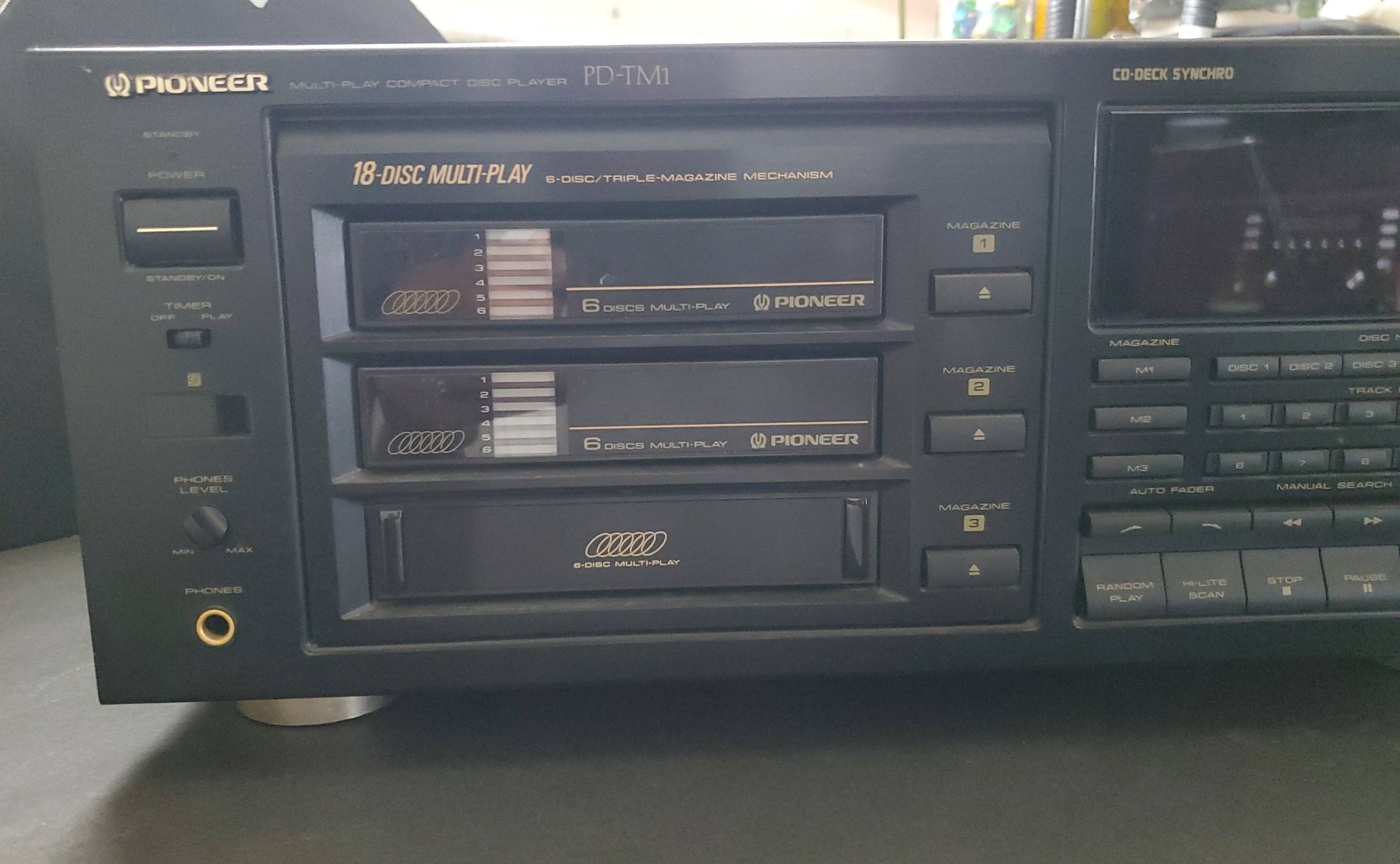 PIONEER 18 DISC MULTI-PLAYER FOR PARTS OR REPAIR