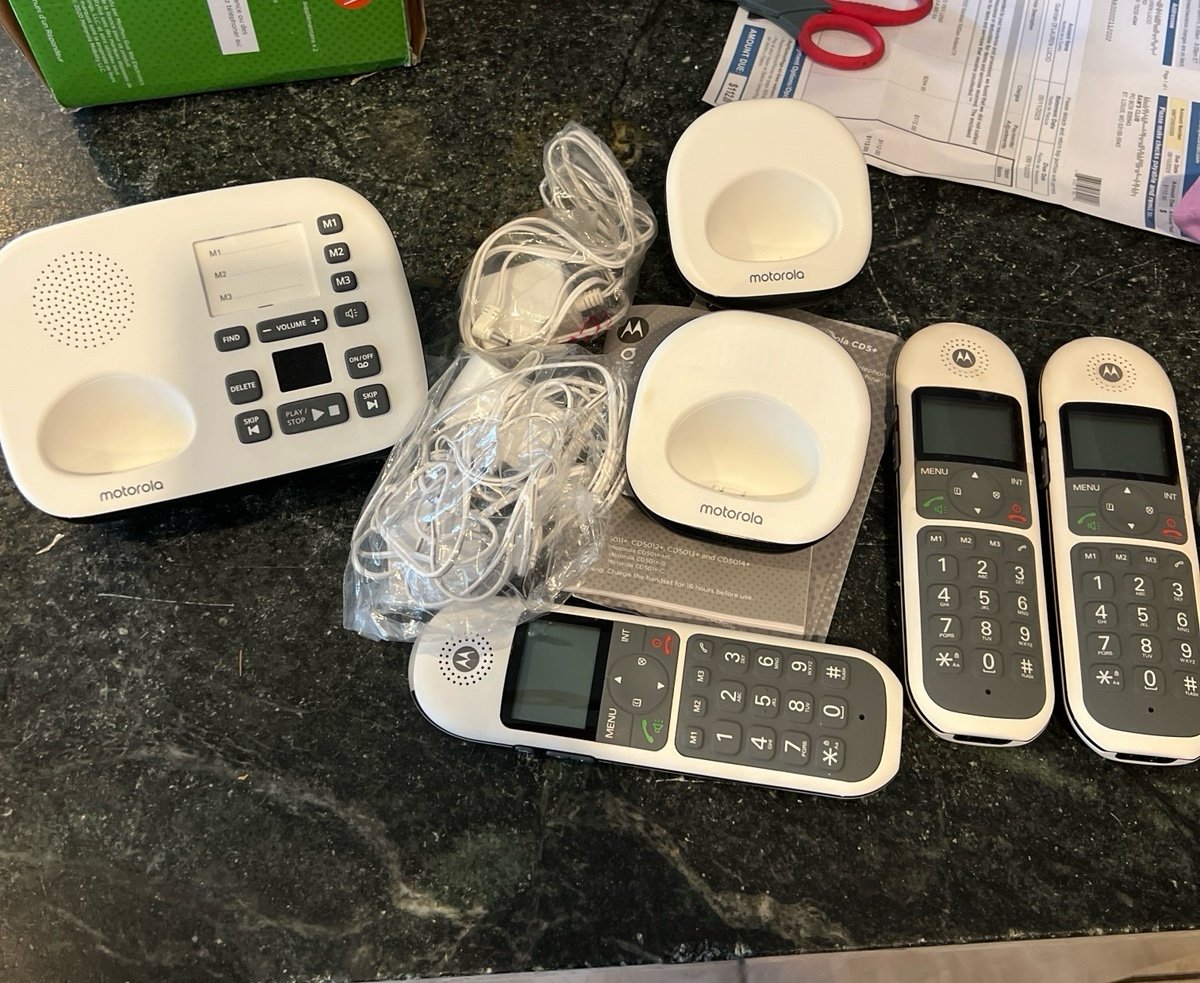 Motorola CD5013 Residential DECT 6.0 Cordless Digital Phone System with Answerin