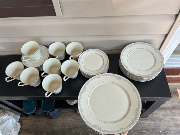 Lenox (Cosmopolitan Collection) Dinnerware Set