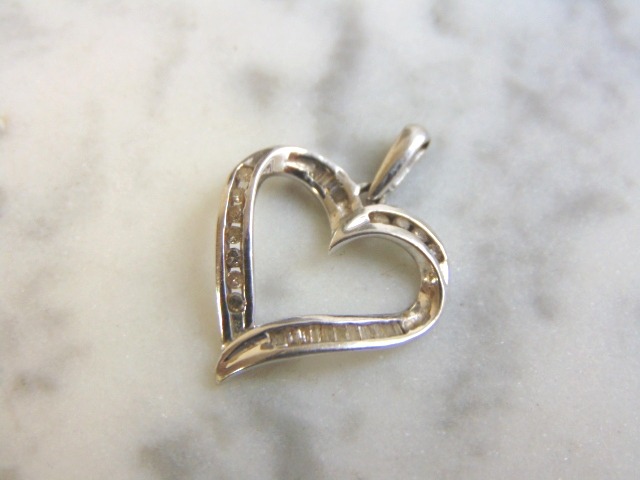10K Gold Heart Diamond Pendant E2329