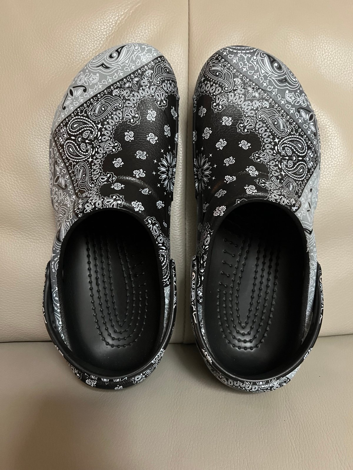 Crocs Bistro Unisex Black Gray Paisley Bandana Sandals Clogs Size 11