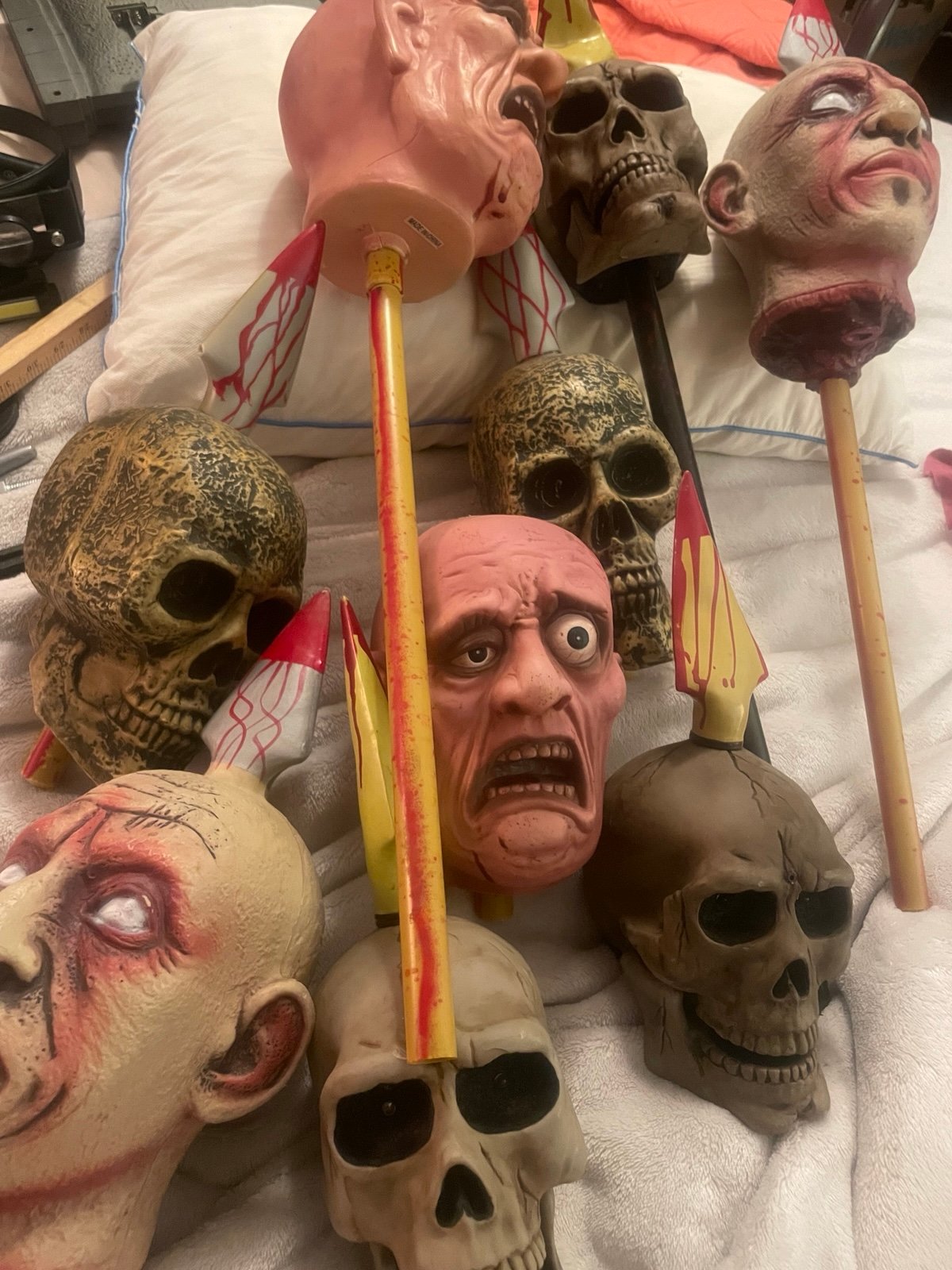 Halloween lot of 9 heads on stakes and light up bones w/box