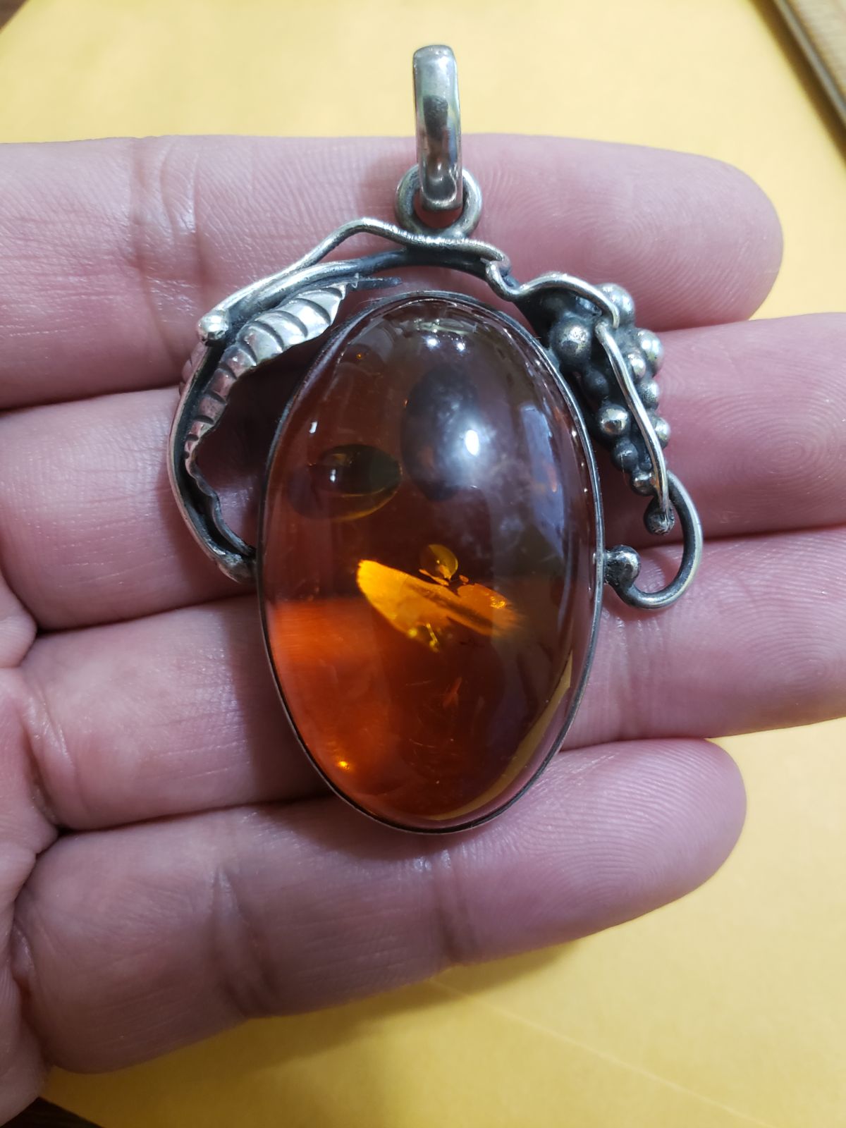 NAVAJO HUGE AMBER PENDANT 19.3 GRAMS