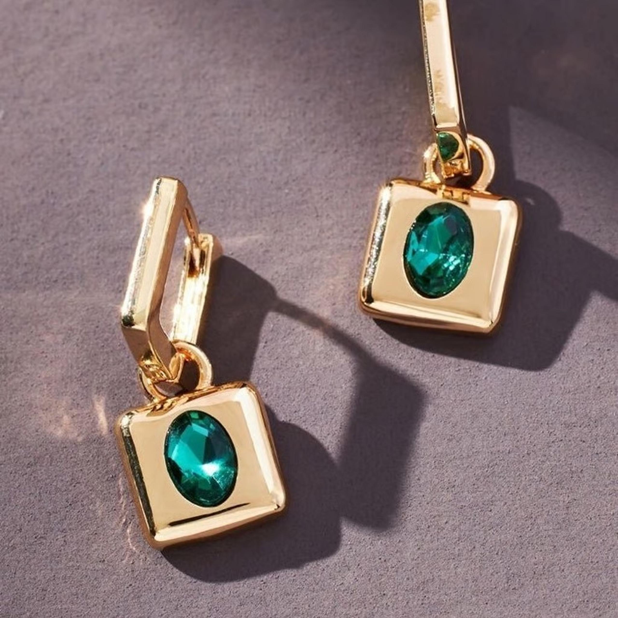 NWT ANTHROPOLOGIE Emerald Gem Gold Huggie Gold Earrings NWT