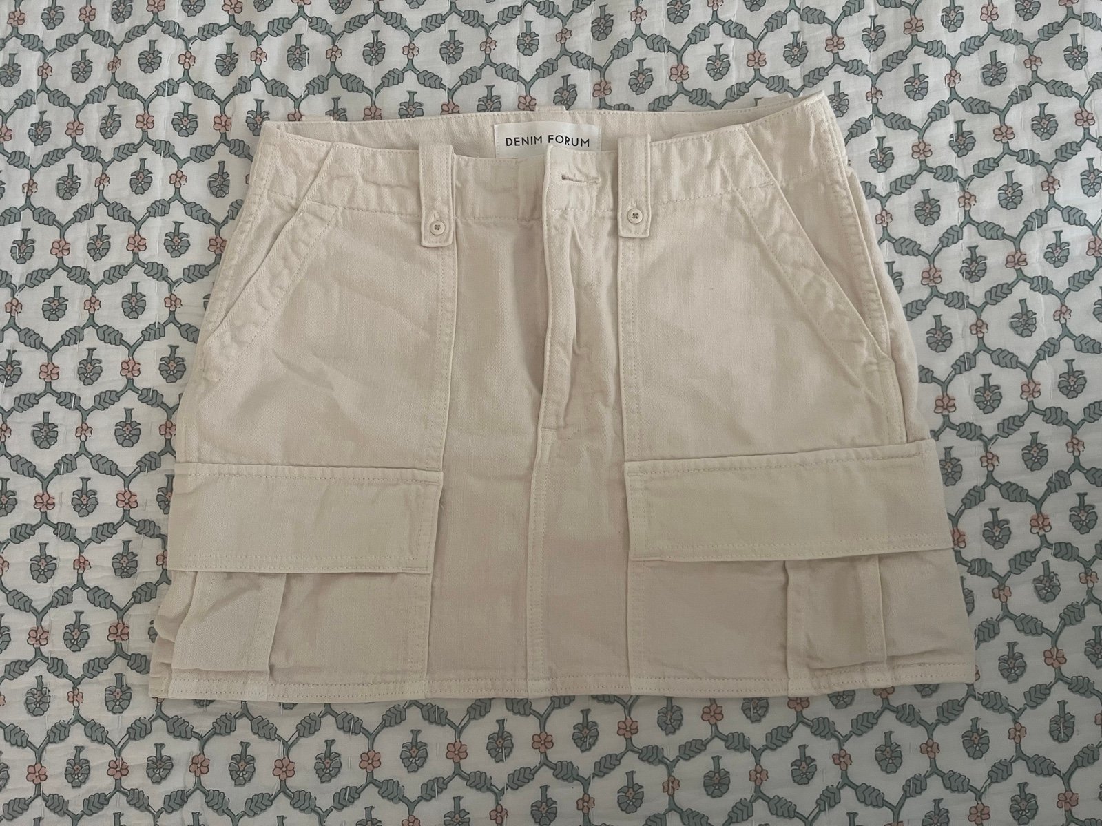 Aritzia denim forum the 90s utility cargo skirt size 24