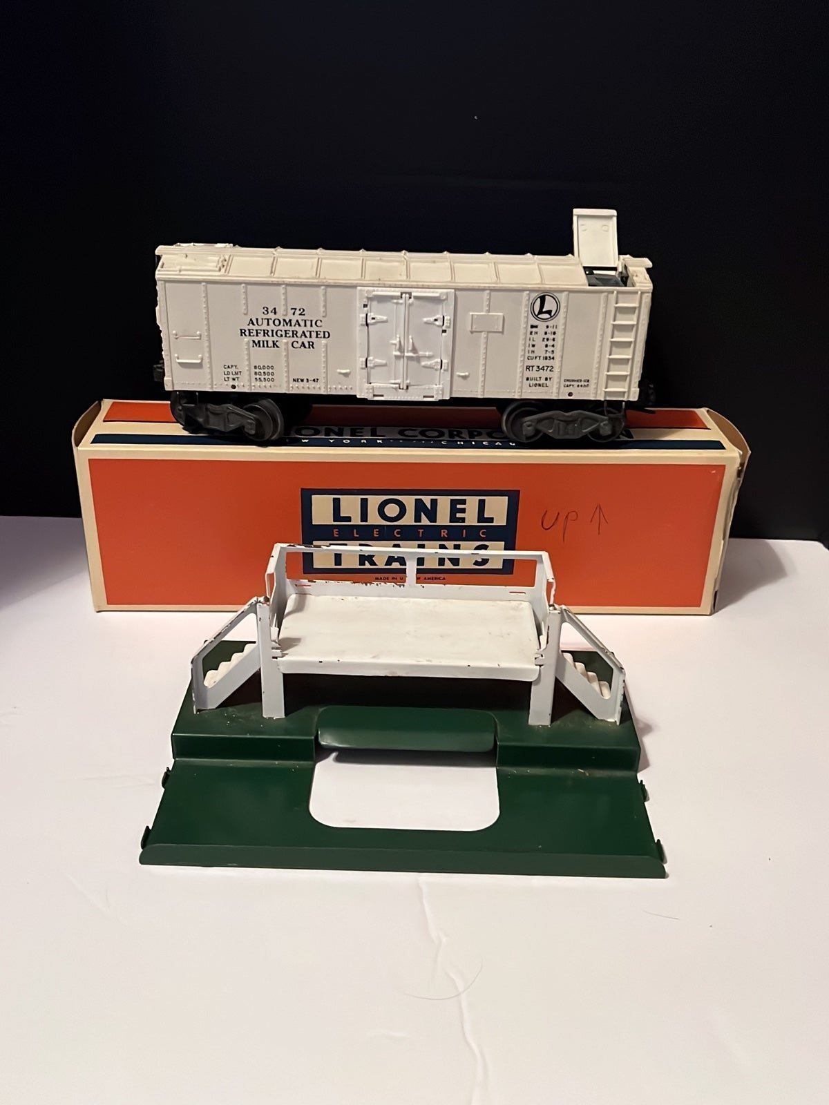 Lionel Trains 3472 Milk Car with Platform