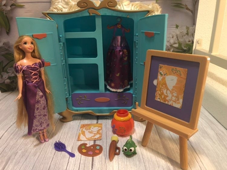 Disney Animators' Collection Rapunzel's Artist Armoire Playset