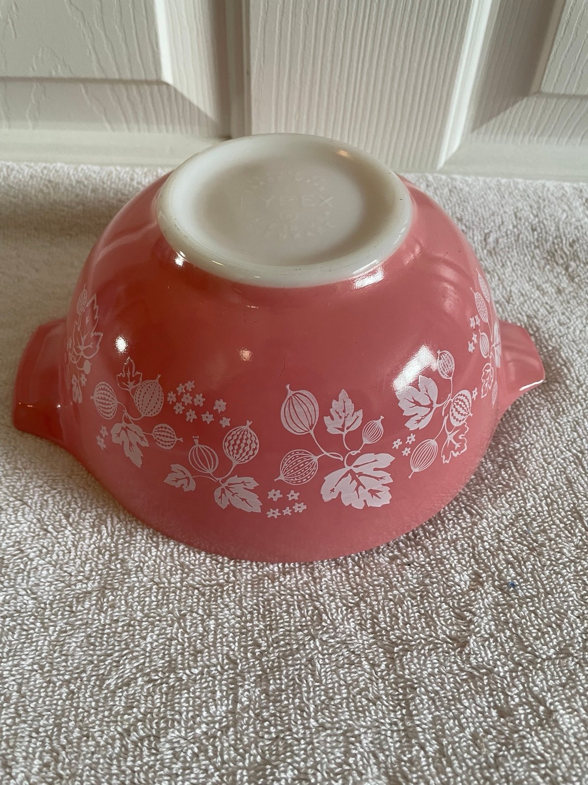 Pyrex #442 Pink Gooseberry 1 1/2 Quart Mixing Bowl