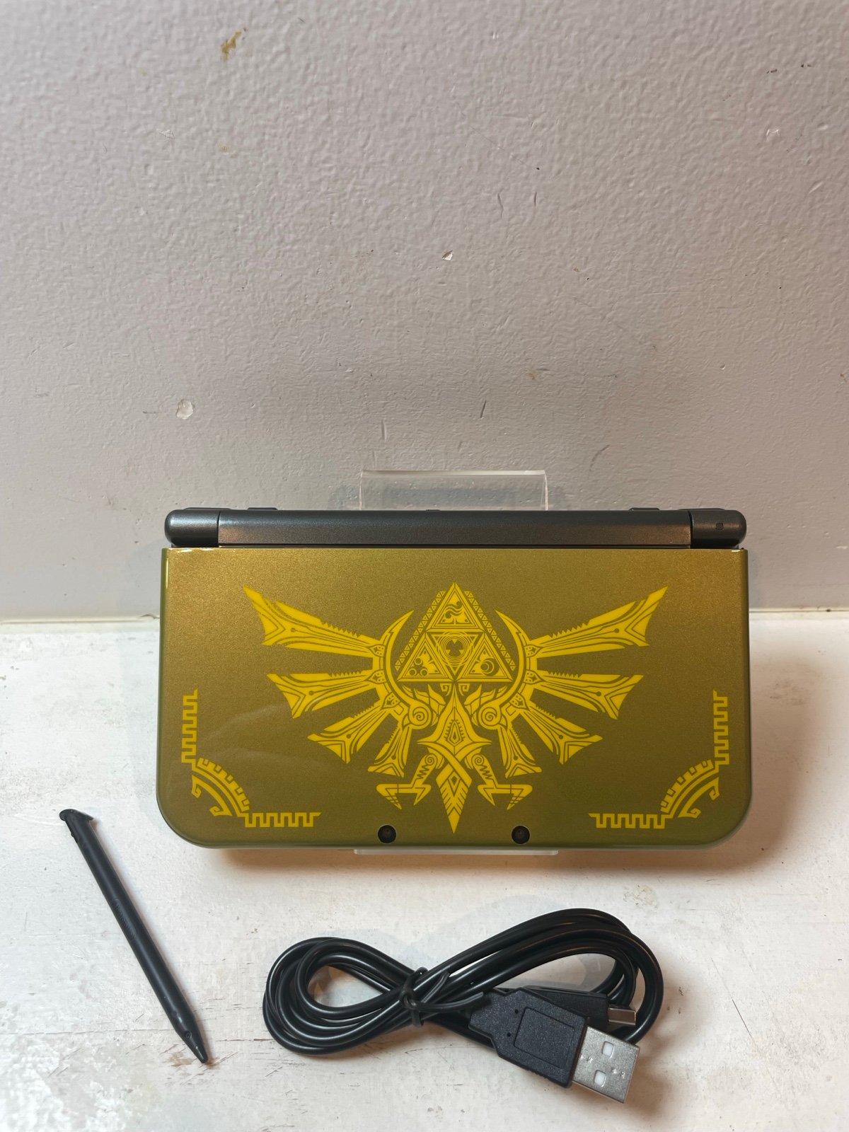 New Nintendo 3DS XL Zelda Hyrule Crest W/90Games, USB C, charger & 64GB.