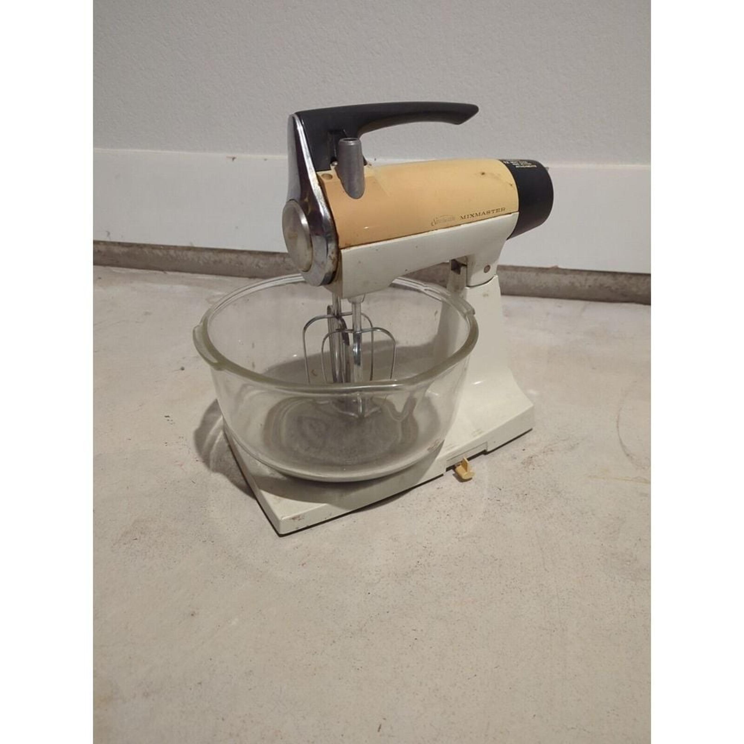 Sunbeam Mixmaster Stand Mixer Model 12 Speed Yellow Vintage UNTESTED w/ bowl