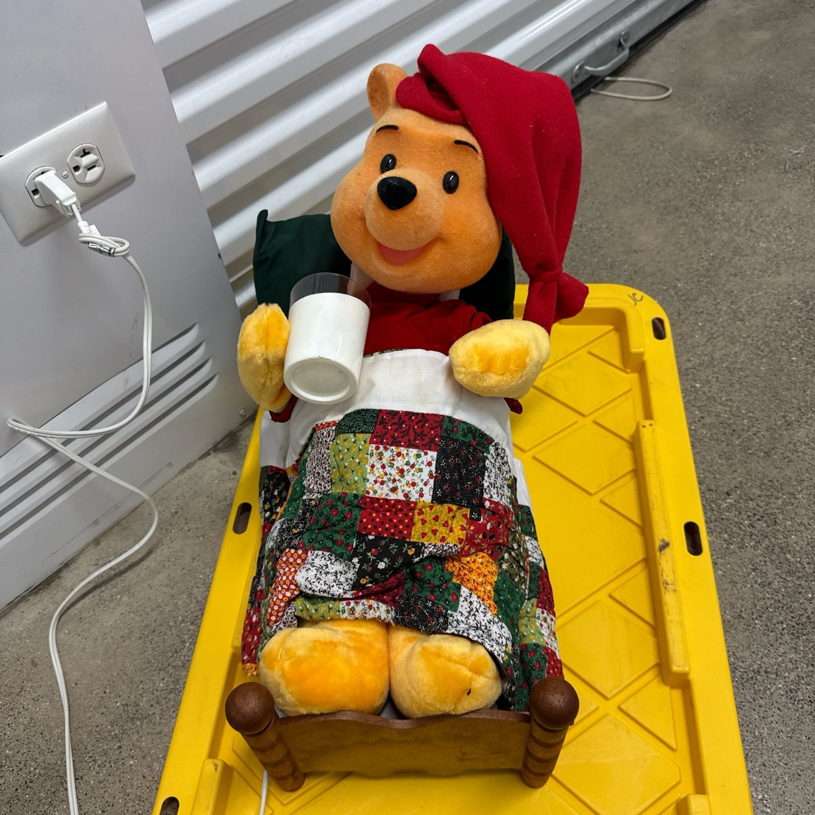 Vintage Christmas Winnie The Pooh in Bed Animated *