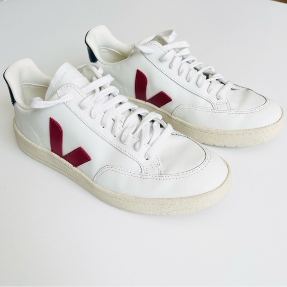 Veja Men’s SIZE 8.5 V12 leather white sneakers in Marsala Nautico